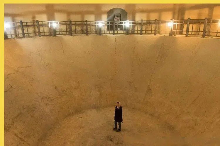 ساختار داخلی یک یخچال سنتی قدیمی در کویر ایران