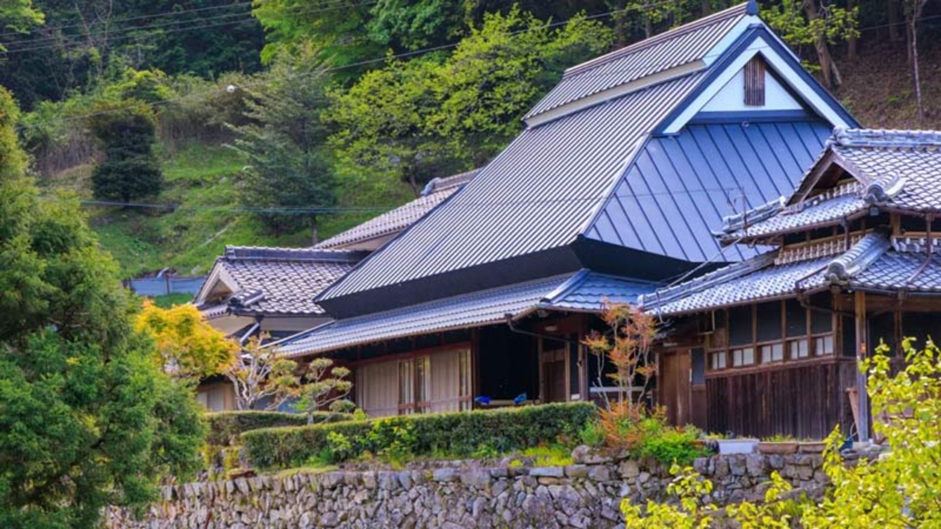 معماری سنتی چوبی در یک روستای کوهستانی ژاپن