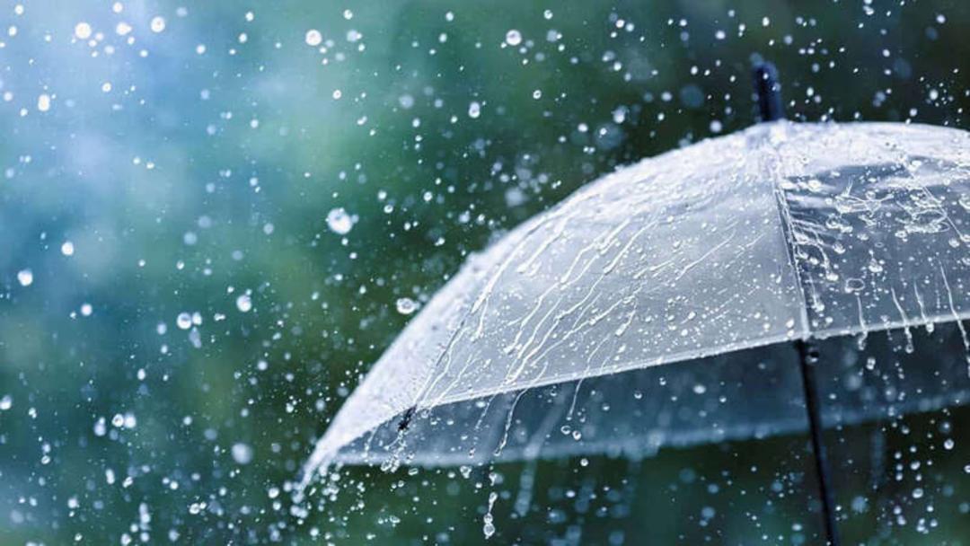 چتر شفاف (Transparent Umbrella) در میان قطرات ریز باران در فضای باز
