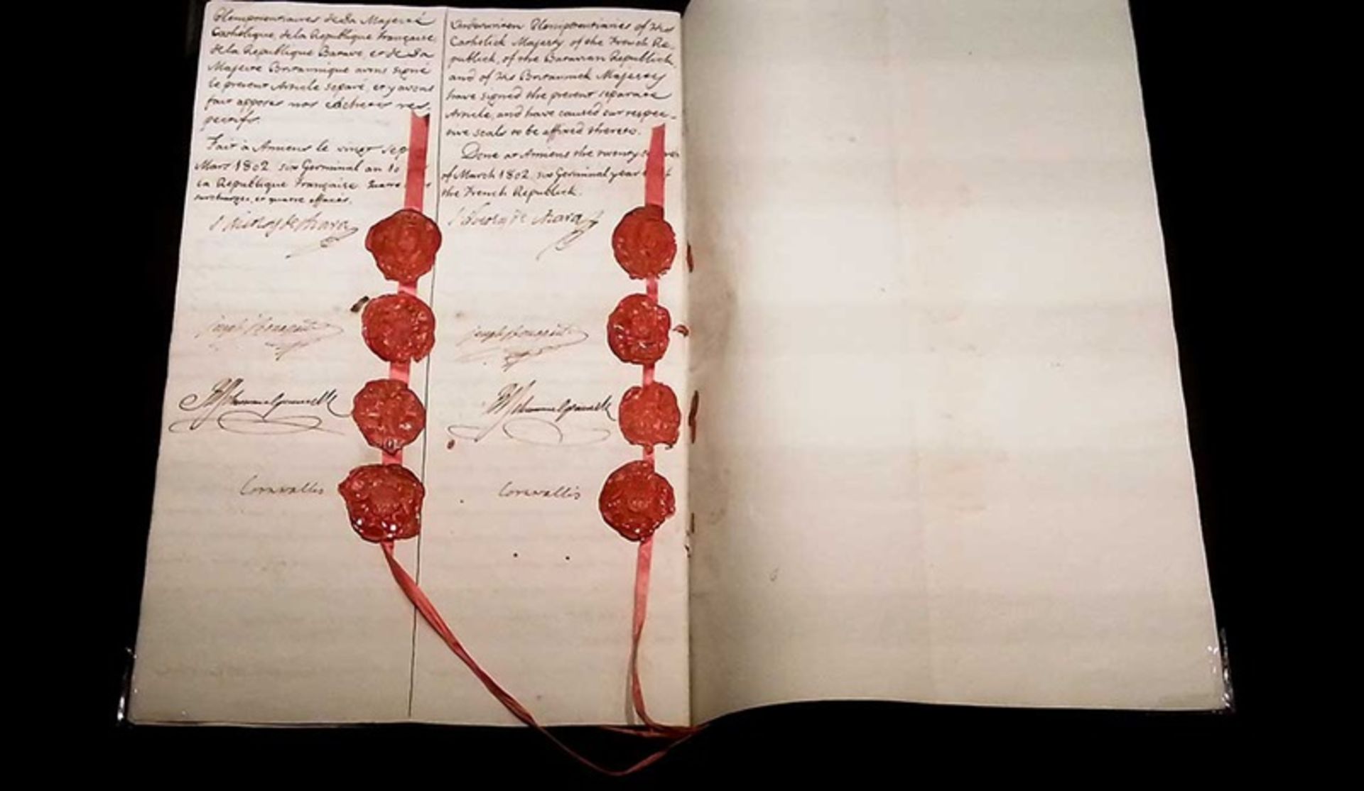 صفحه‌ای از پیمان آمیان با هشت مُهر و هشت امضای امضاکنندگان آن