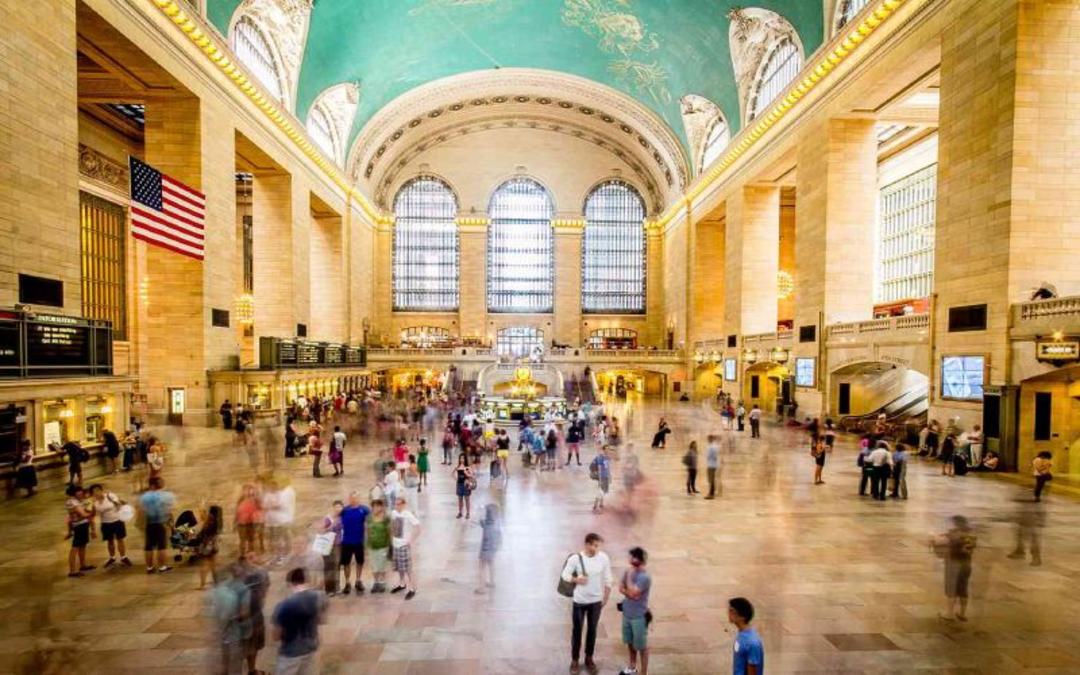 ستون ها و نقاشی های روی سقف سبز در ایستگاه گراند سنترال 