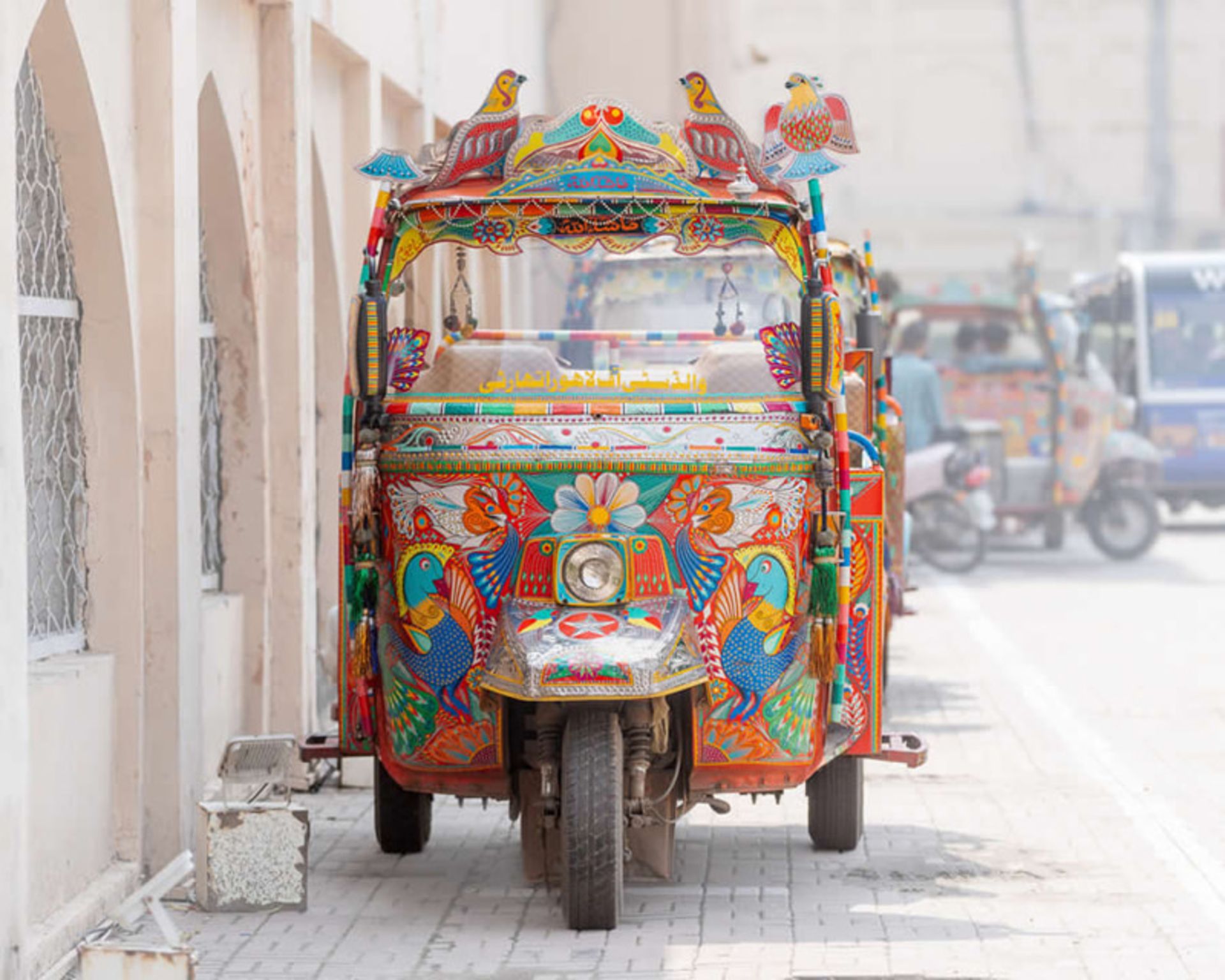 سه‌چرخه‌ای با رنگ‌آمیزی و تزئینات سنتی