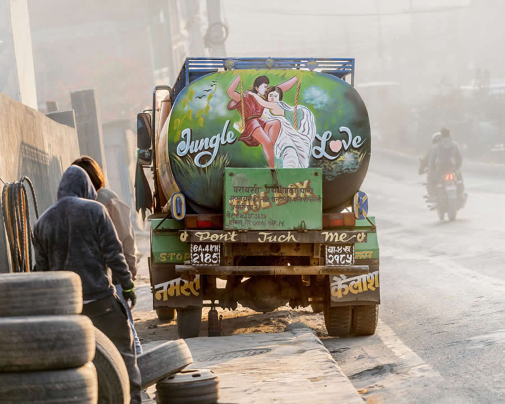 کامیون سبز نقاشی شده در نپال