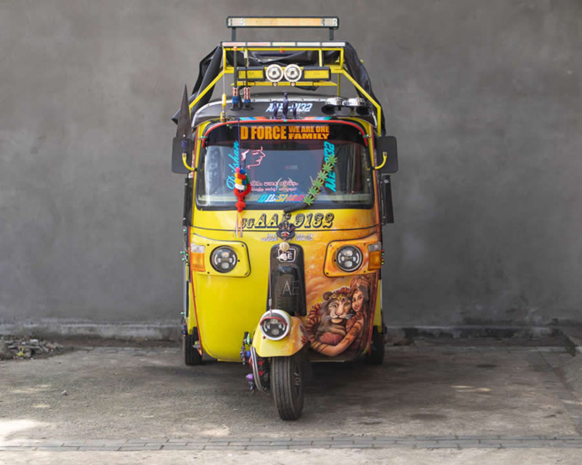 سه‌چرخه موتوری زرد نقاشی شده