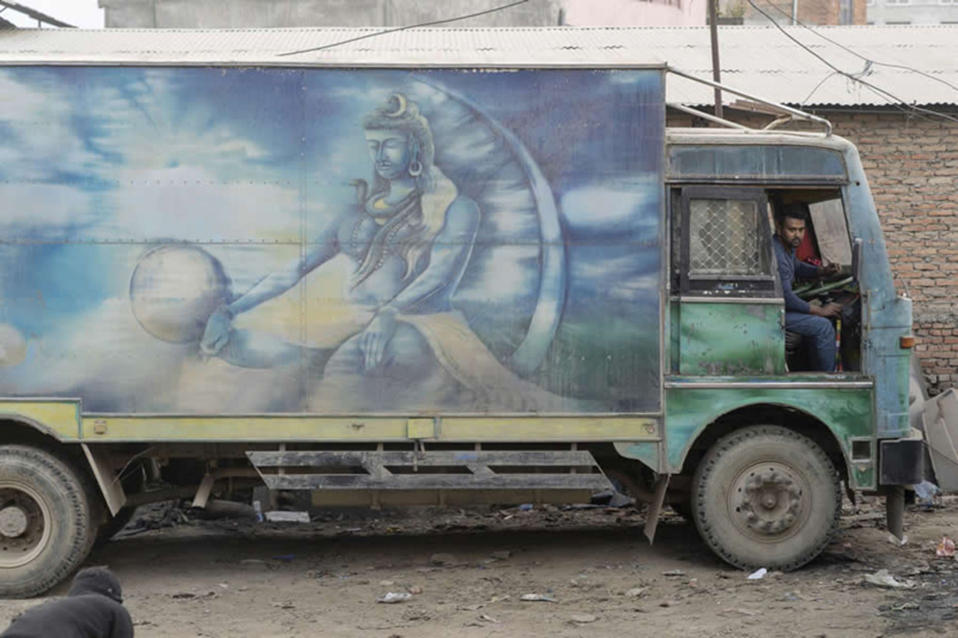طرح الهه هندی روی یک کامیون