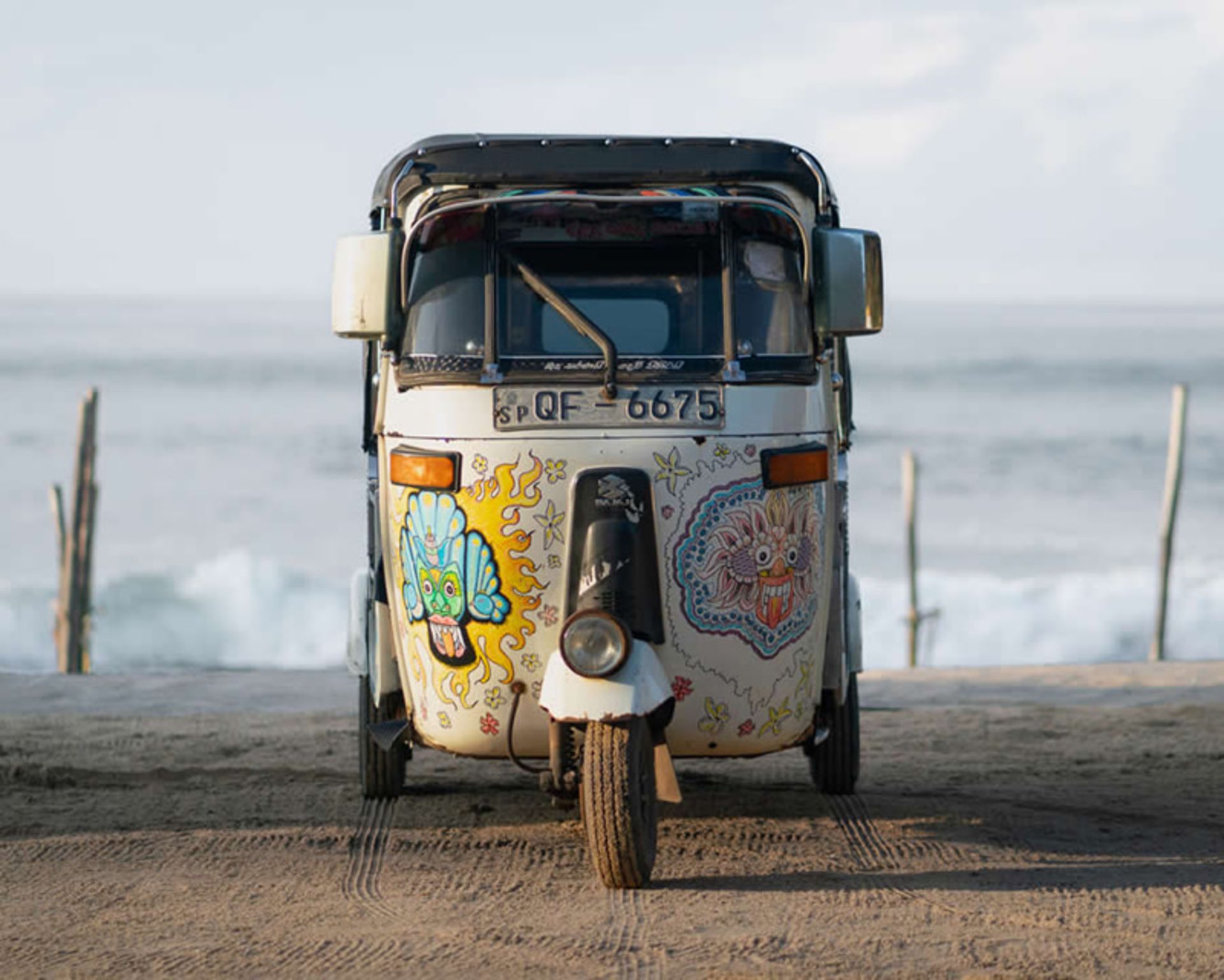 سه‌چرخه موتوری سفید نقاشی شده