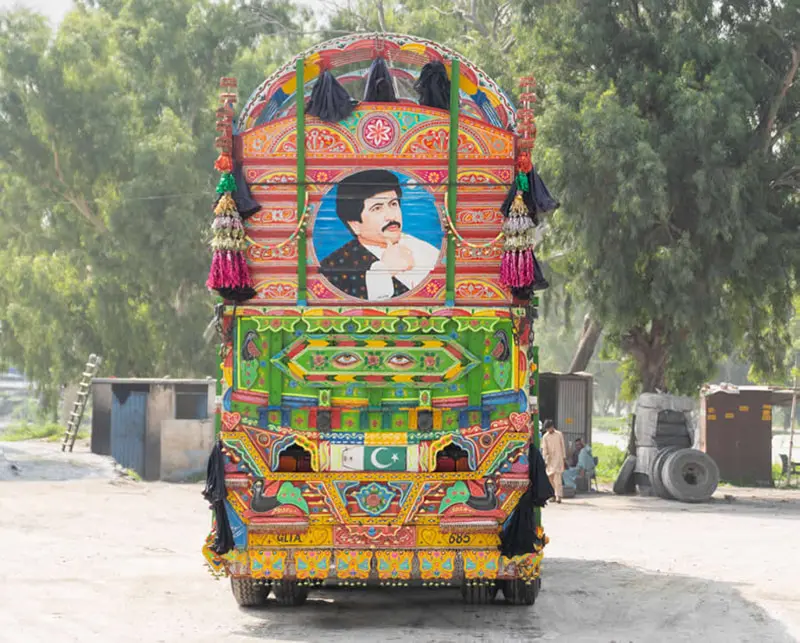 پرتره شخصیت پاکستانی روی کامیون