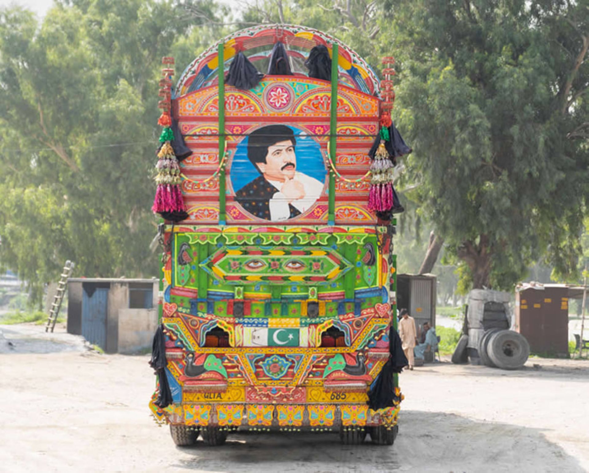 پرتره شخصیت پاکستانی روی کامیون