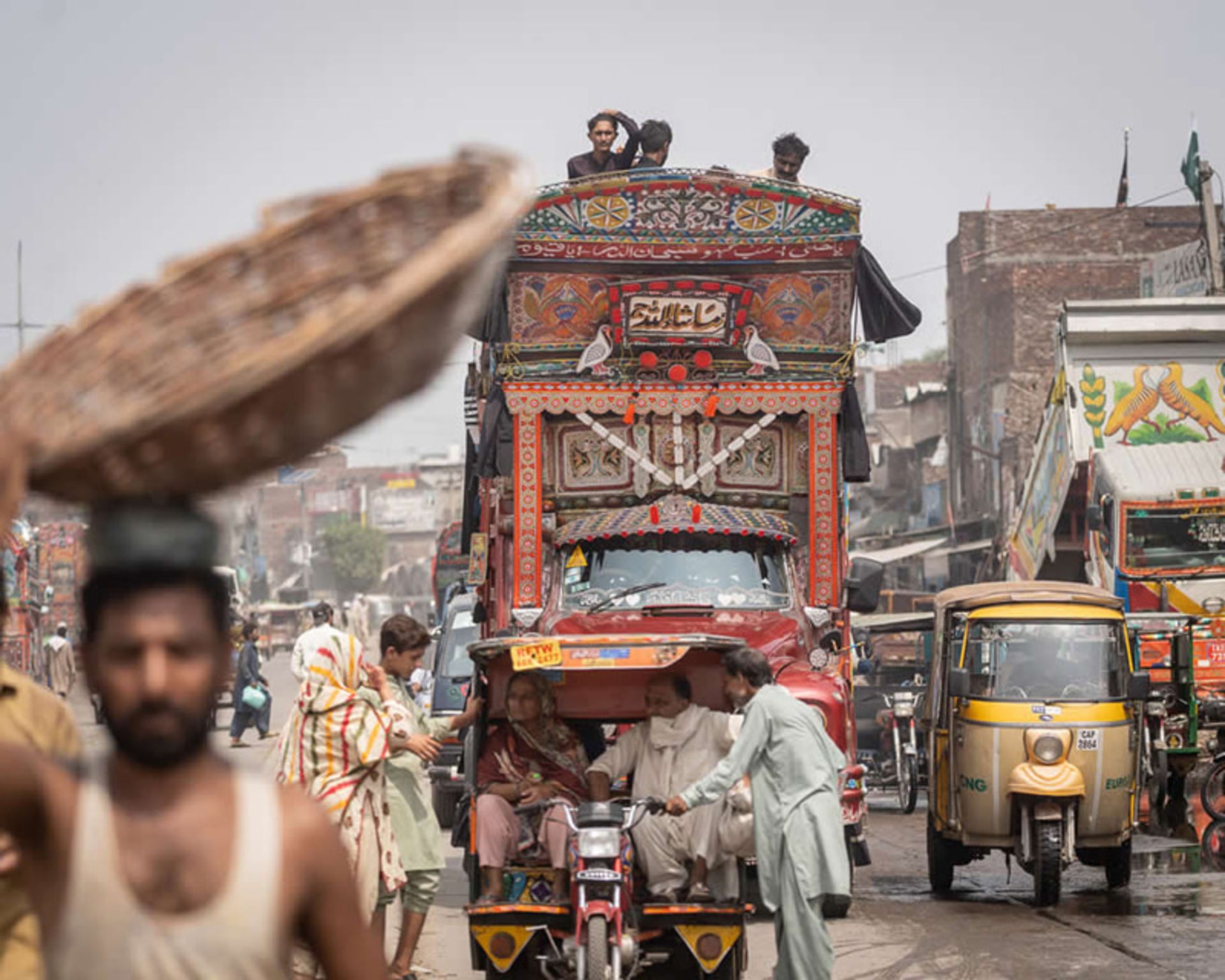 خودروهای رنگی در خیابان های شلوغ پاکستان