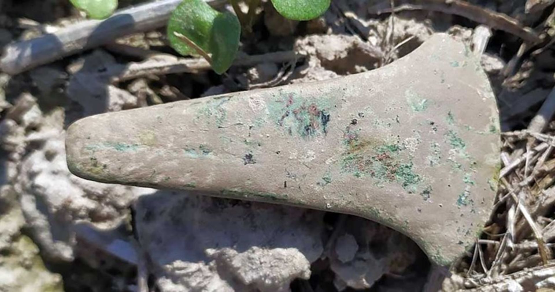 تبری متعلق به لهستان، مربوط به حدود ۳۰۰۰ سال پیش از میلاد