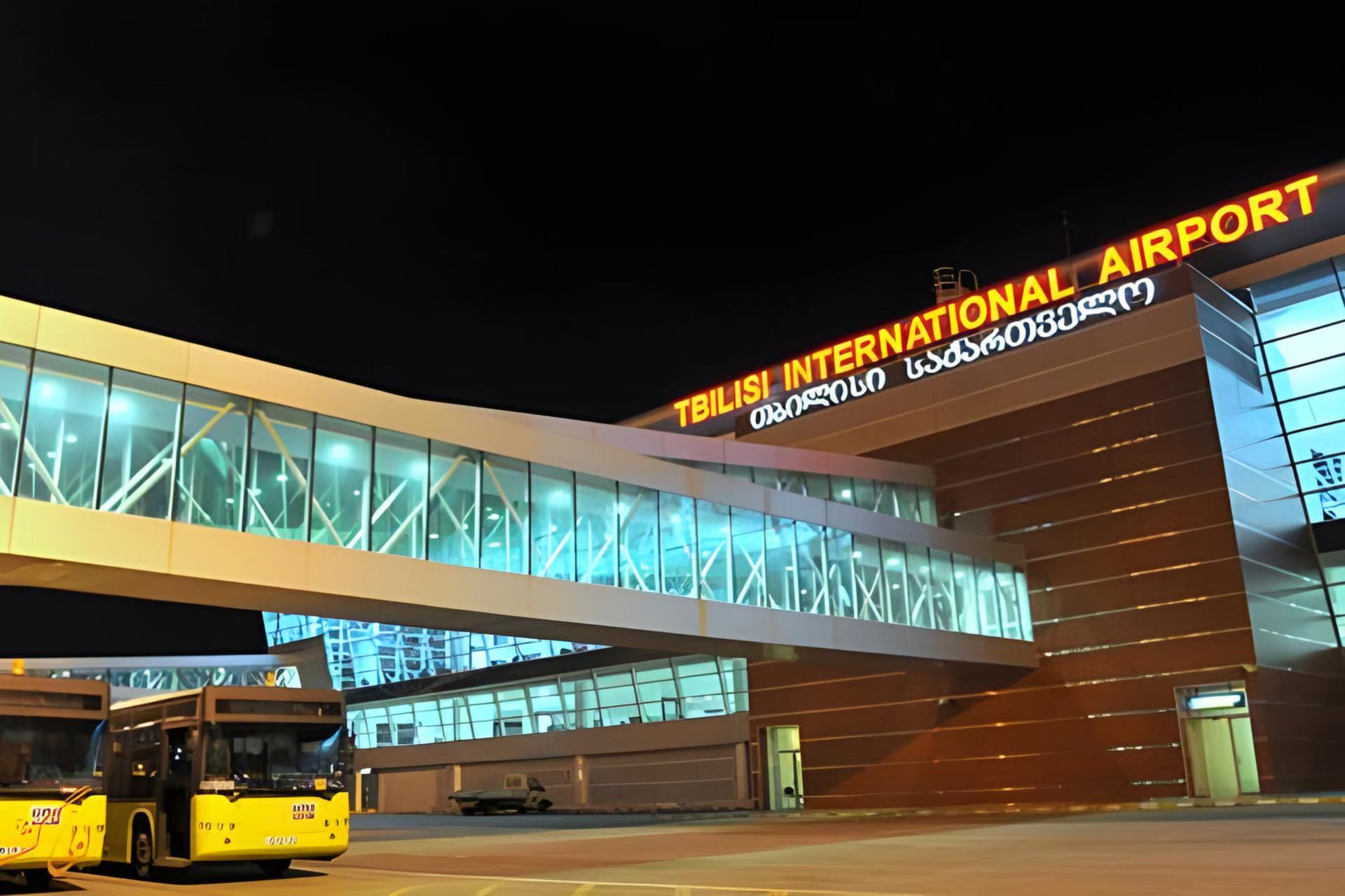 ساختمان مدرن فرودگاه بین‌المللی تفلیس (Tbilisi International Airport) در شب