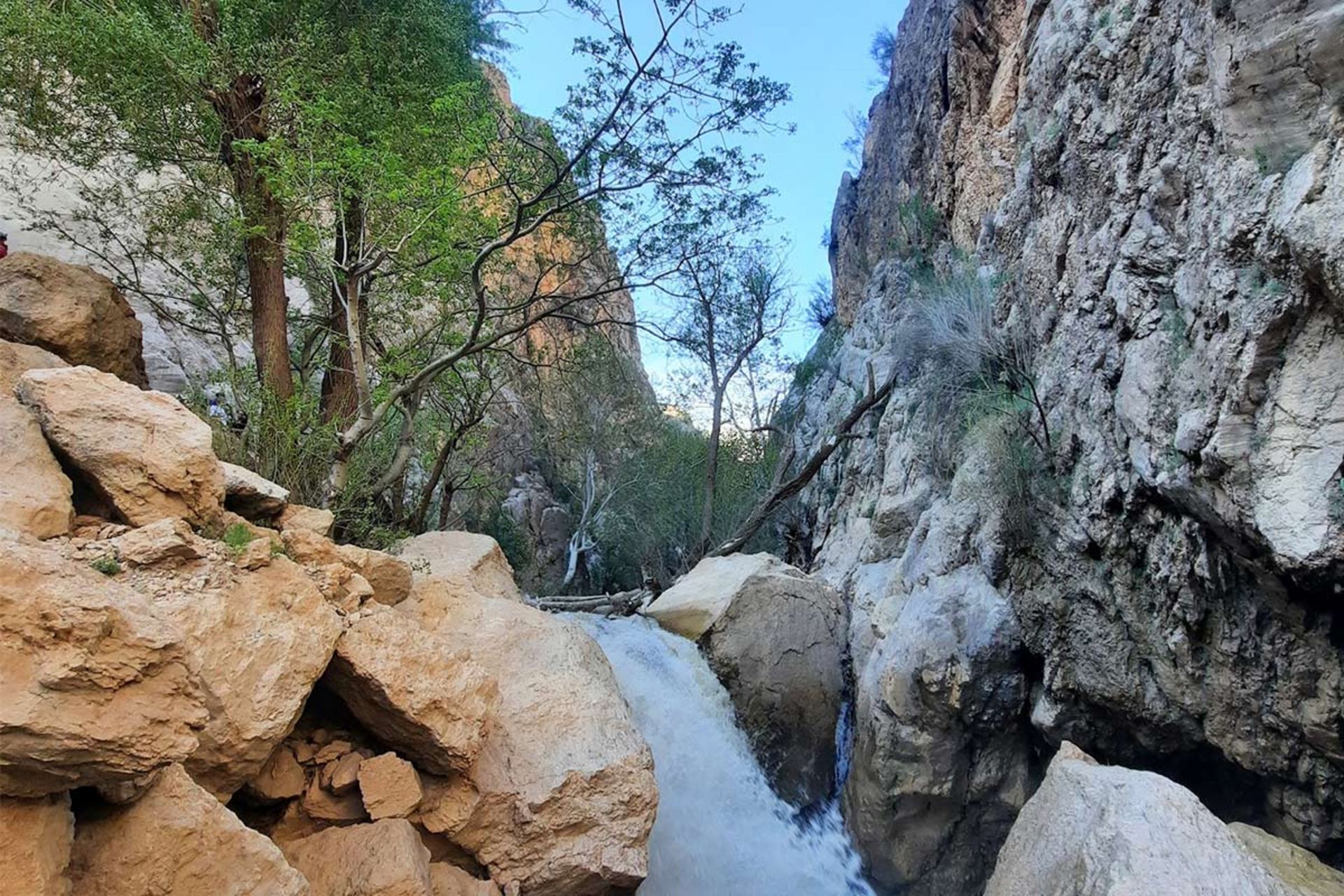 رودخانه در میان صخره های تنگ مهریان