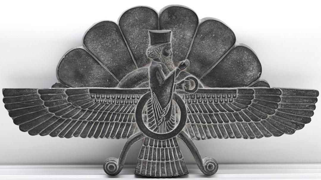 یک مجسمه سنگی تاریخی از نماد فروهر