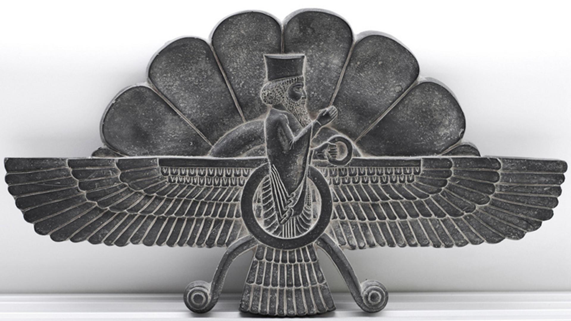 یک مجسمه سنگی تاریخی از نماد فروهر