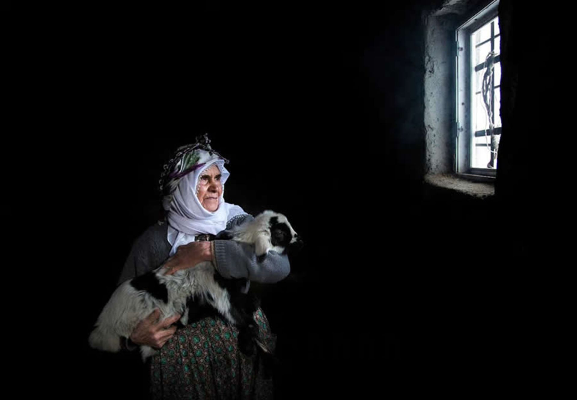 پیرزن روستایی ترک کنار پنجره