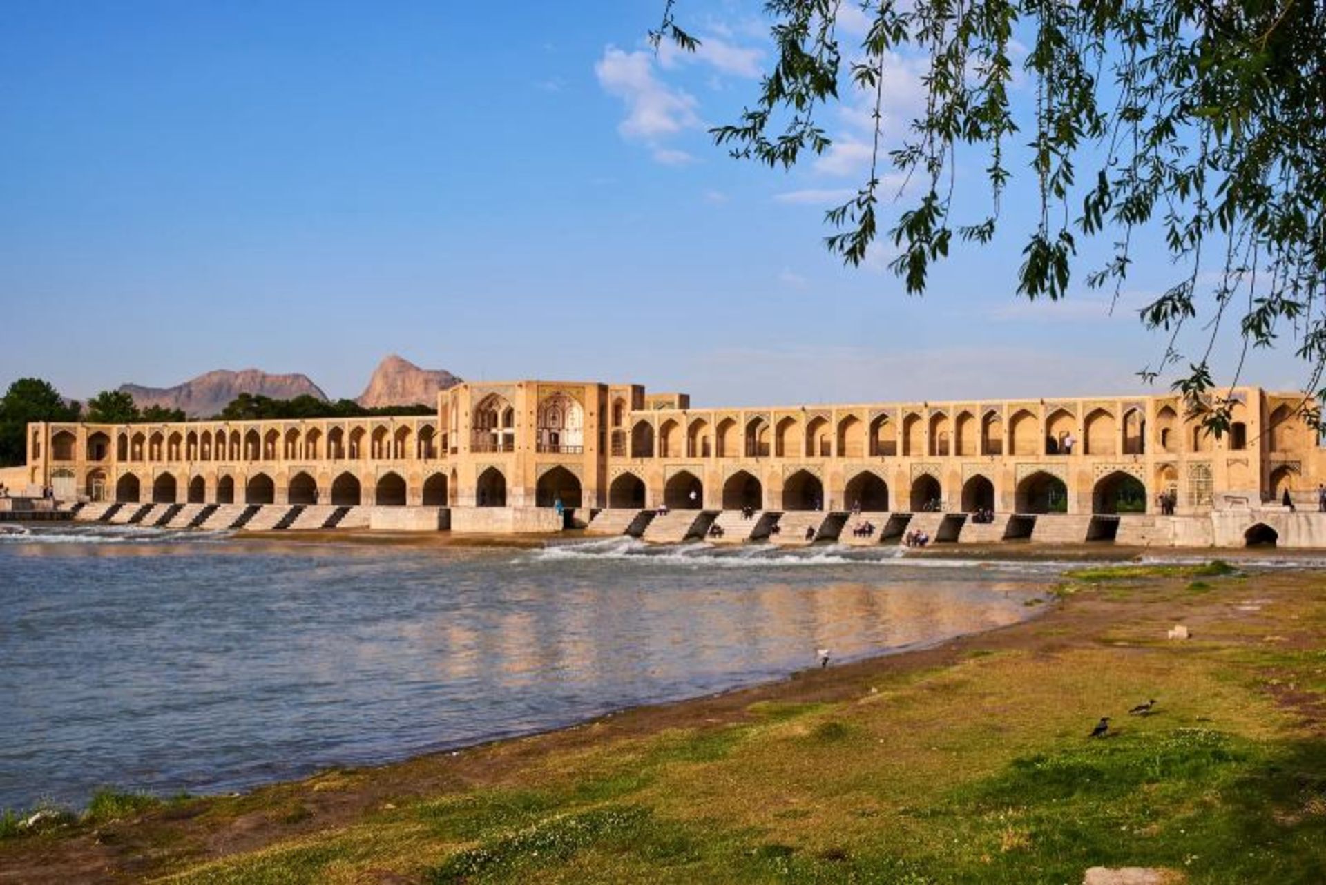 پل خواجو و رودخانه زاینده رود