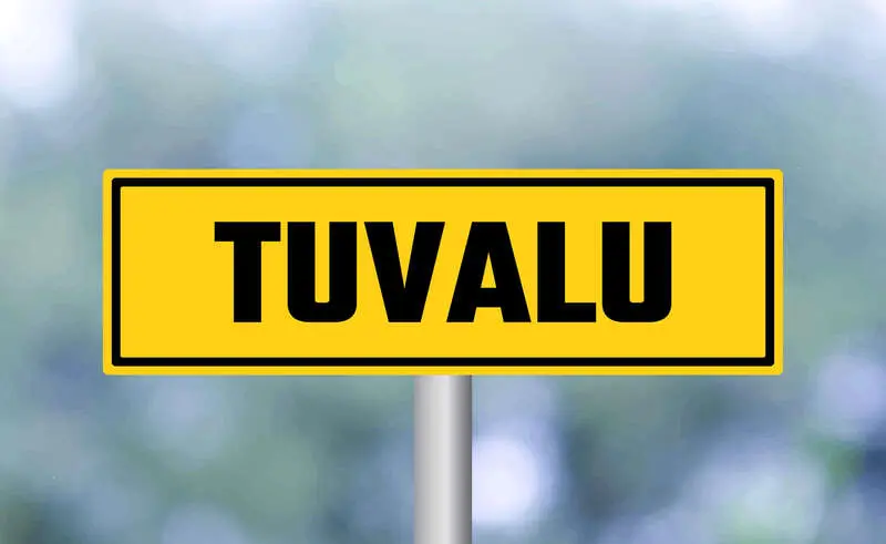 تابلوی زرد رنگ با نوشته تووالو (Tuvalu) در مقابل پس‌زمینه مات