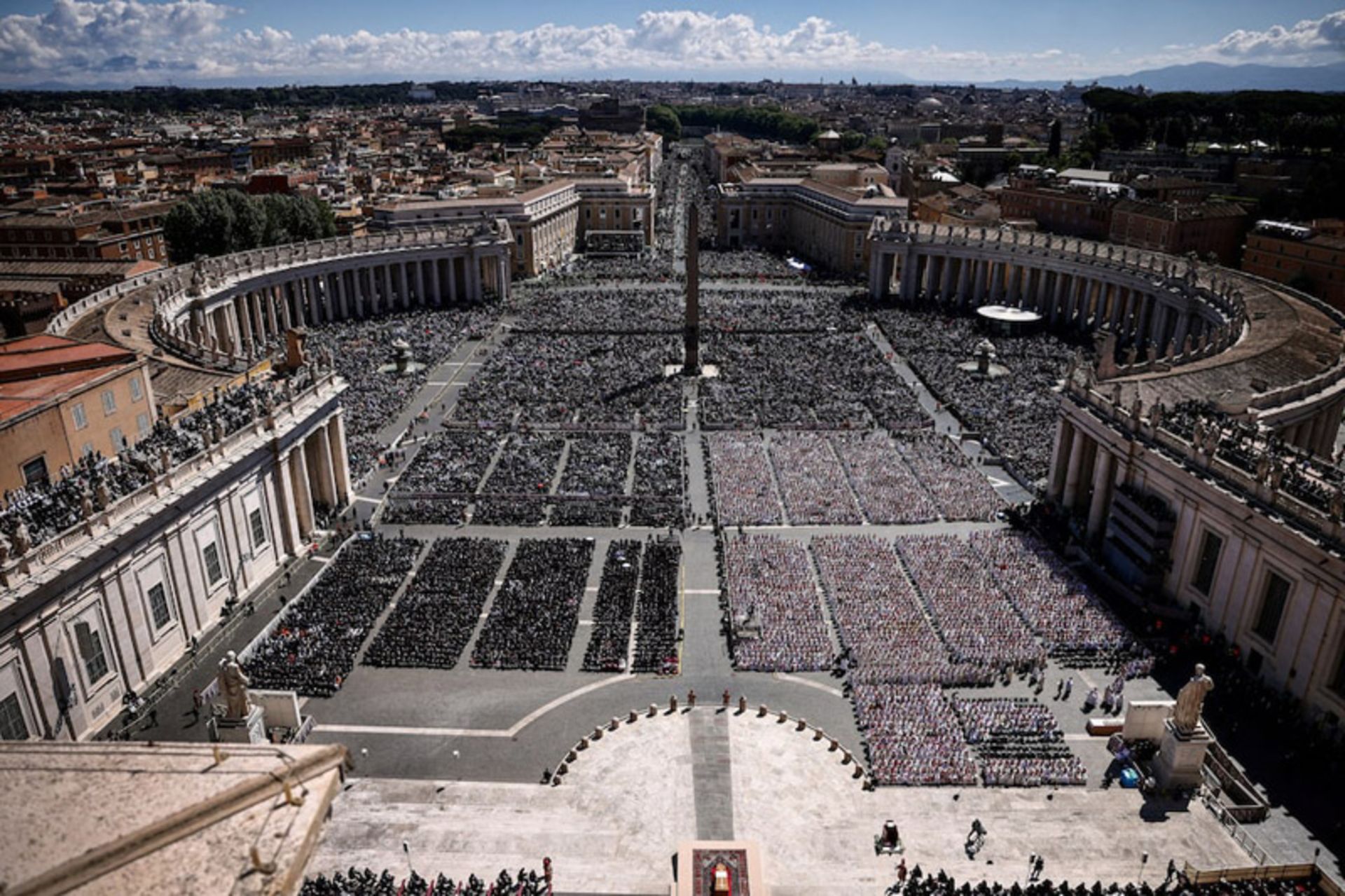 مردم در مراسم تشییع جنازه پاپ فرانسیس در واتیکان