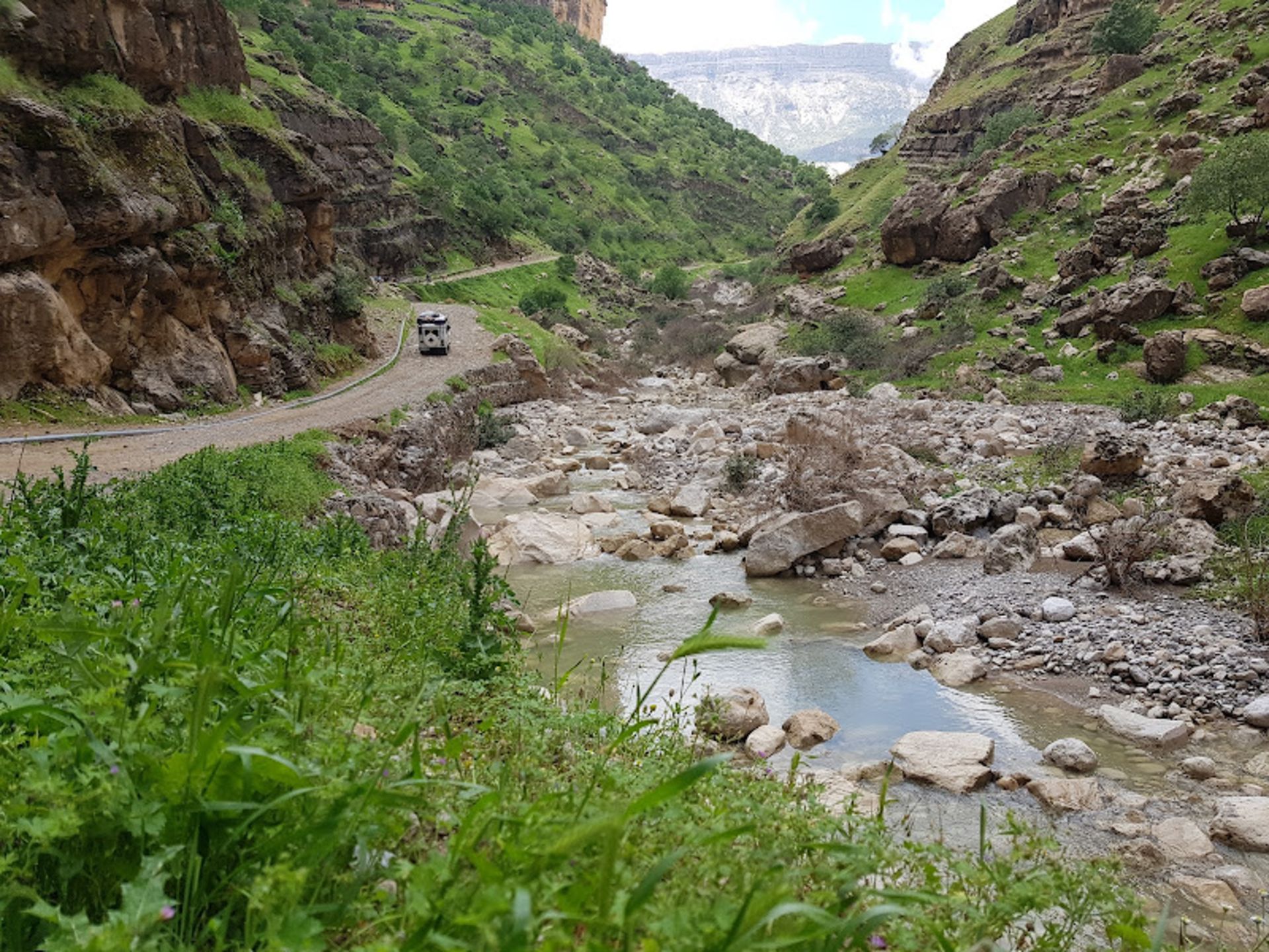 جاده خاکی در امتداد رودخانه تنگه زرانگوش