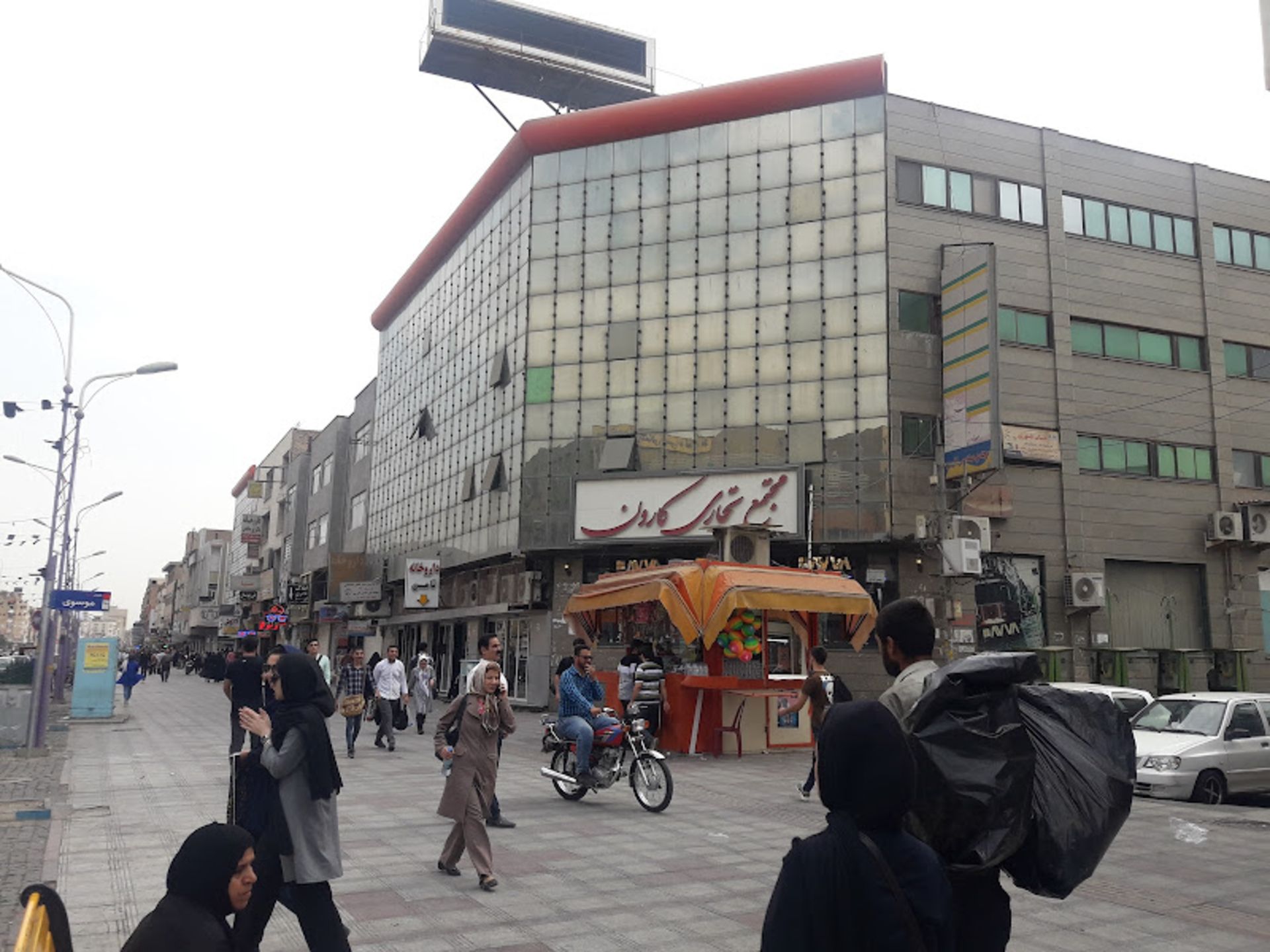 فضای بیرونی مجتمع تجاری کارون در اهواز