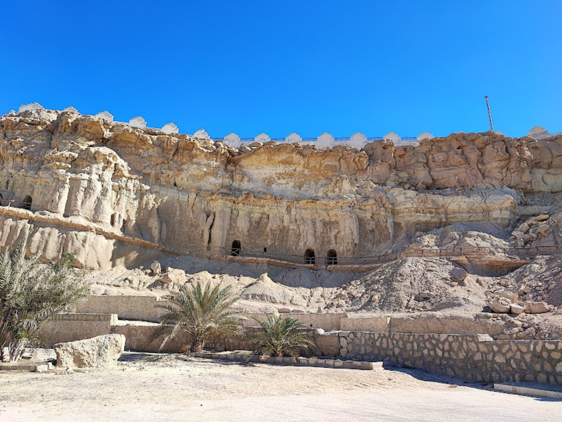 دهانه ورودی غار خربس در روز روشن