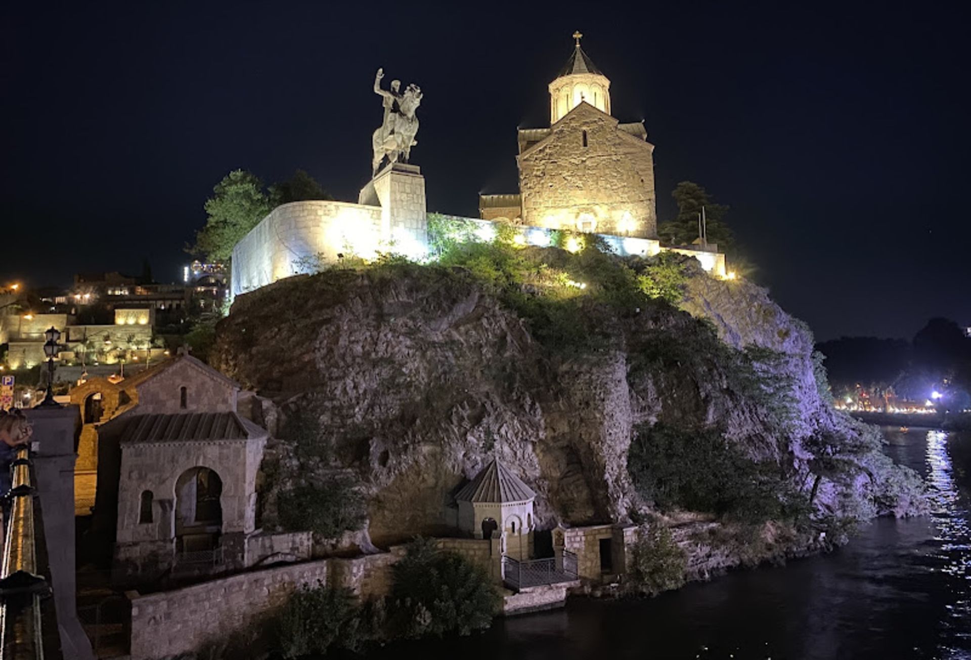 مجسمه مرد اسب سوار روی صخره در باتومی