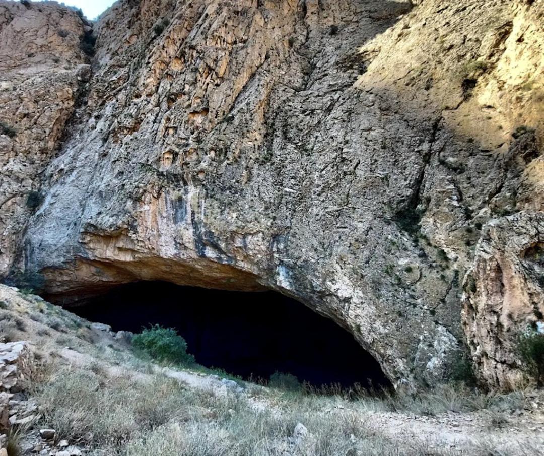 دهانه ورودی غار رودافشان در روستای رودافشان