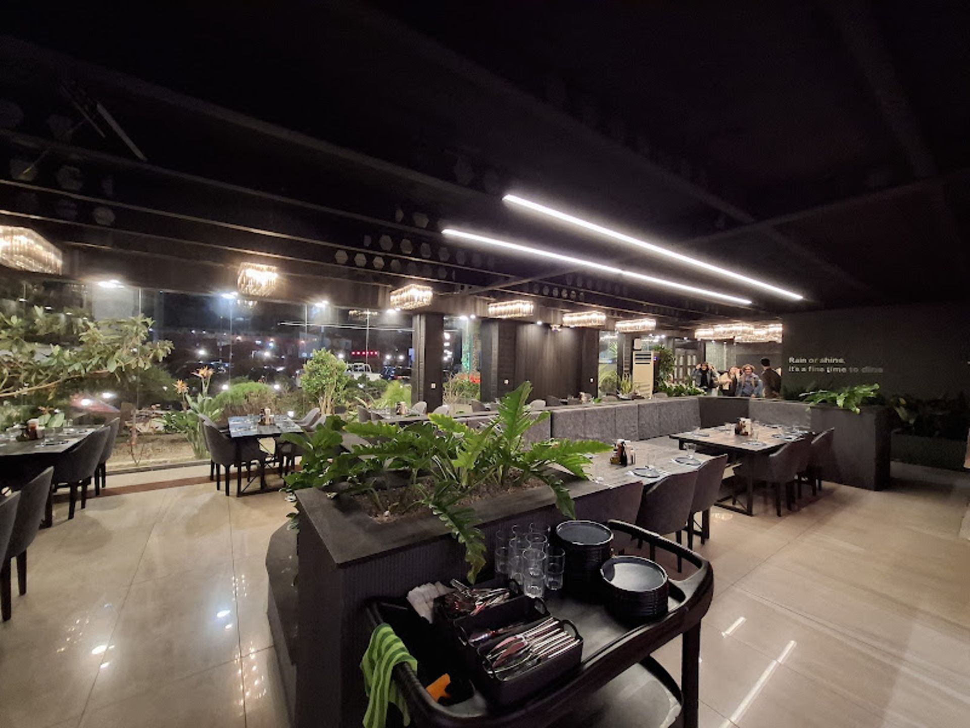 دکوراسیون مدرن کافه ‌رستوران ایتالیایی رناتو تنکابن