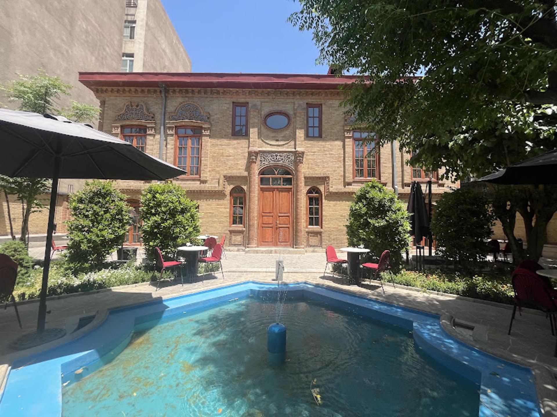 حیاط زیبای بوتیک هتل نظامیه در تهران