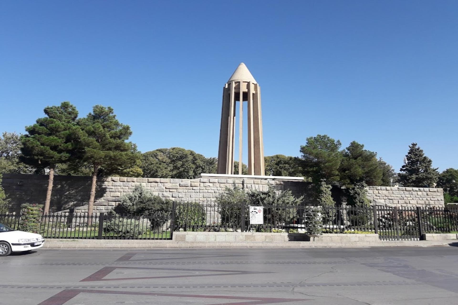 مقبره بوعلی سینا در همدان