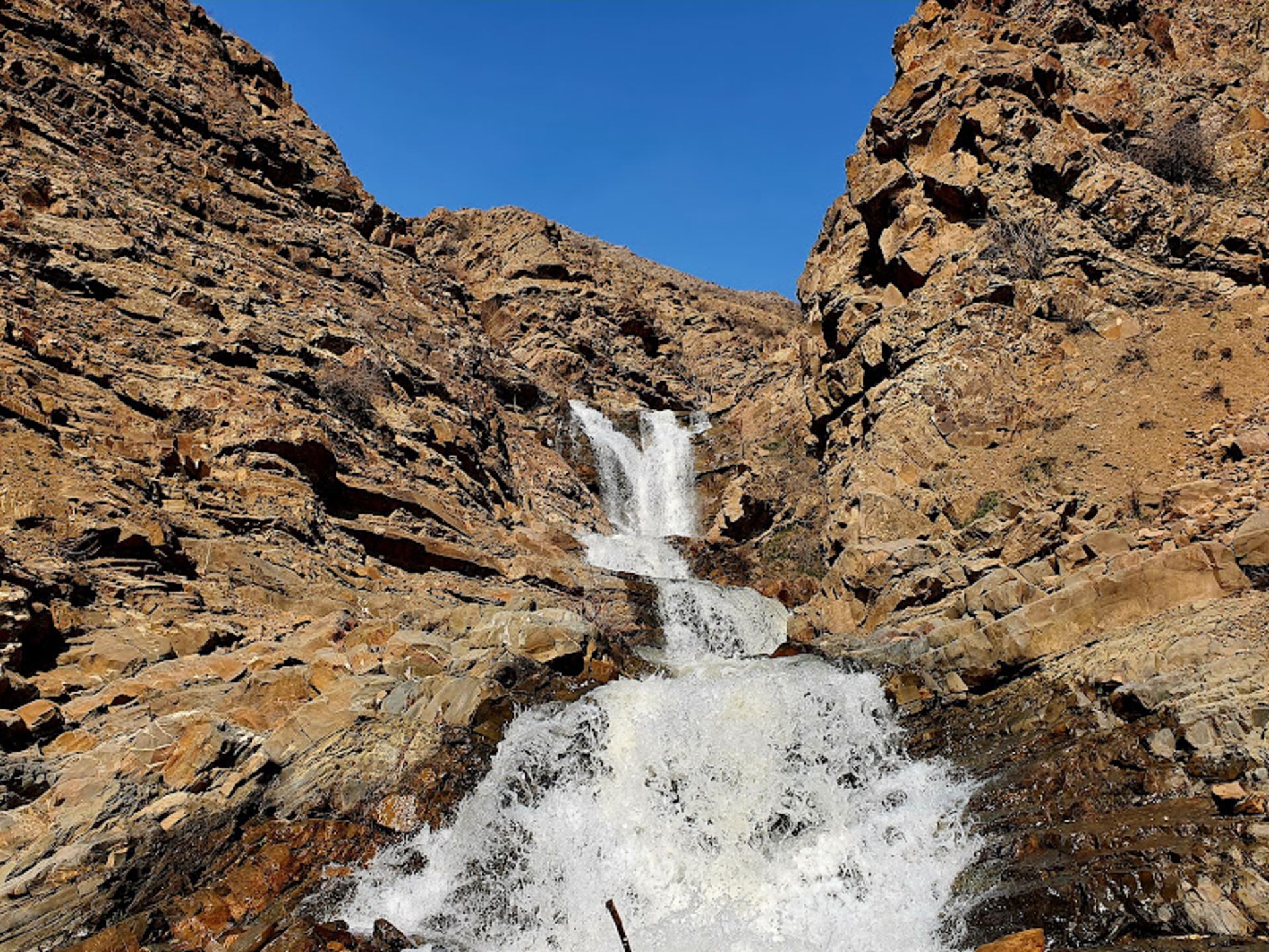 آبشار پرآب برگ جهان میان صخره ها