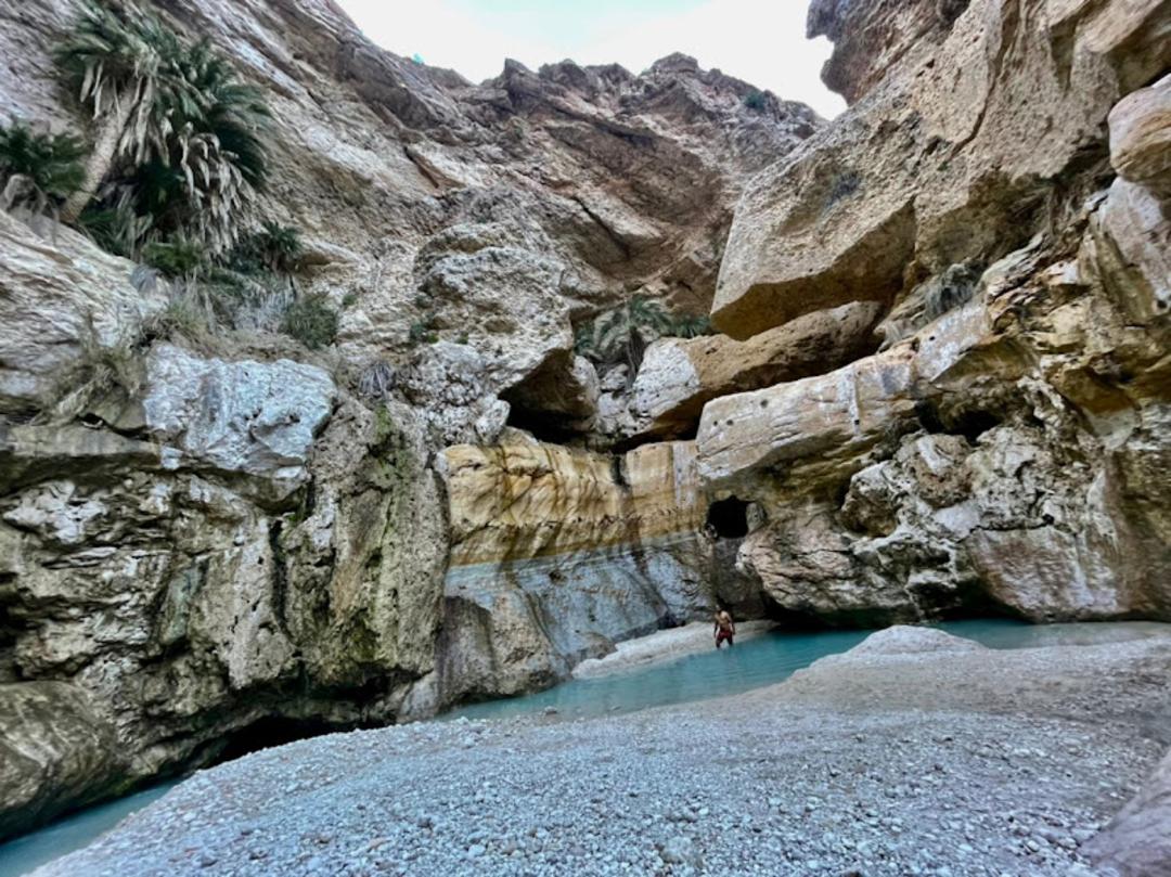 آبشار و چشمه آب دبه میان صخره های عظیم