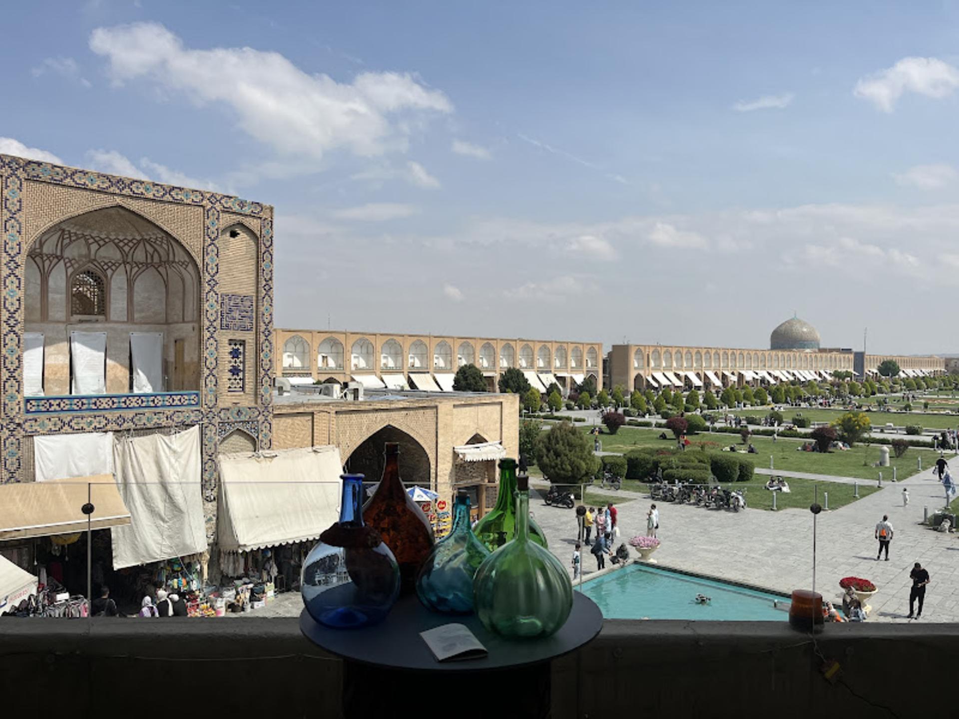 نمای میدان امام از تراس کافه گالری و موزه قیصریه