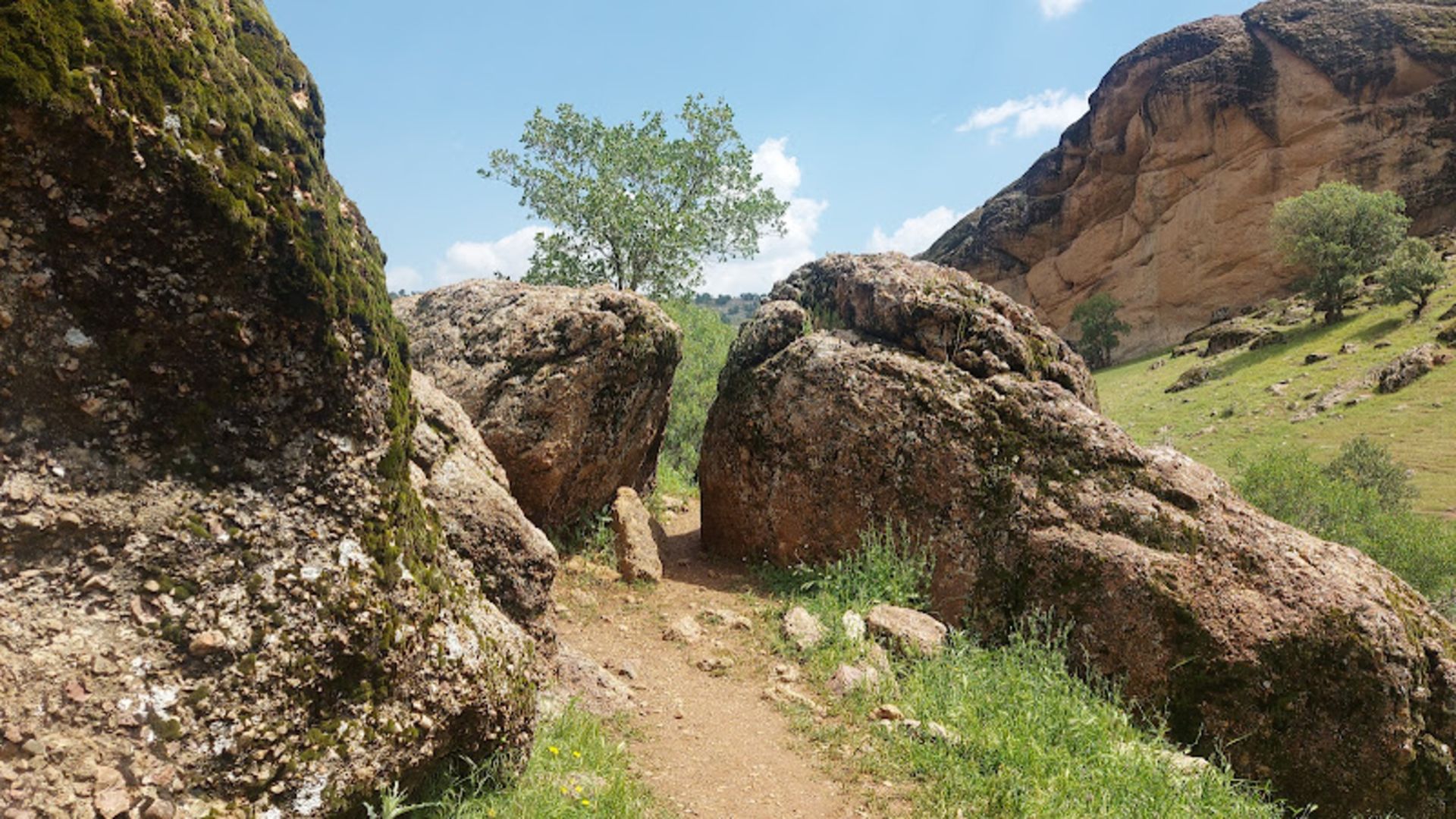 جاده خاکی برای رسیدن به تنگه پیازه