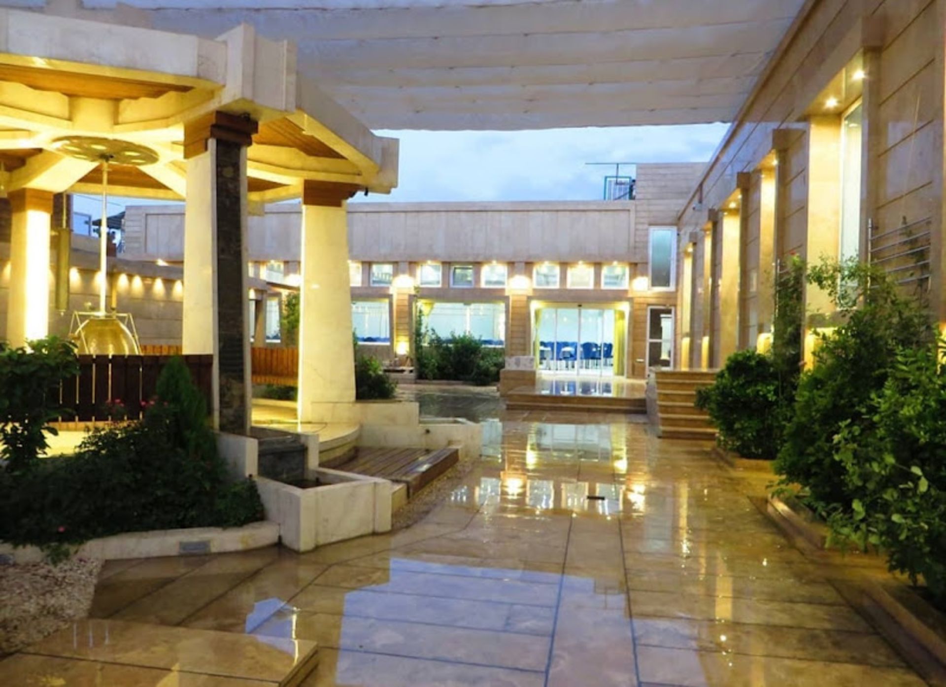 حیاط زیبای رستوران الزهرا مشهد