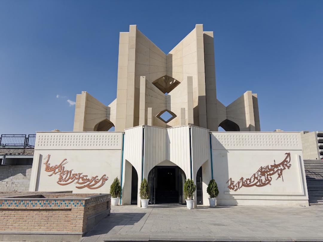 درب ورودی و نمای مقبره الشعرا