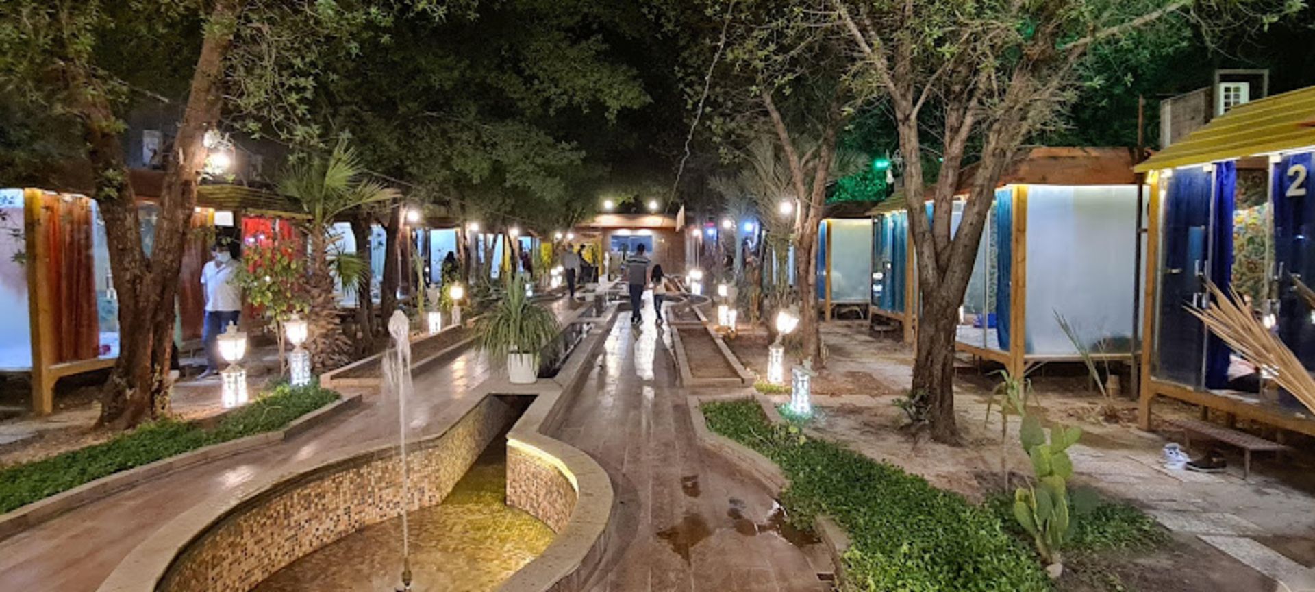 فضای باز و آلاچیق‌ های باغ رستوران دربار