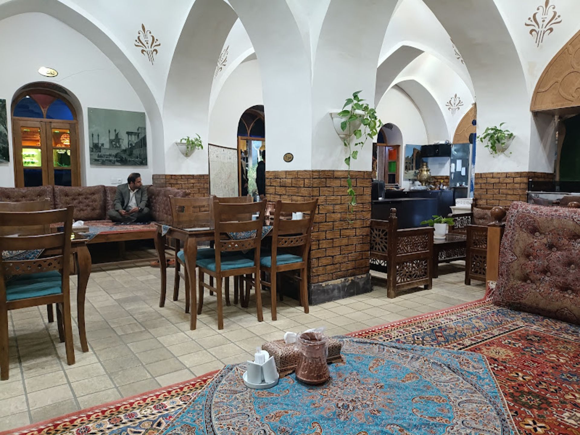 تخت ها و میزهای رستوران سنتی شازده اصفهانی