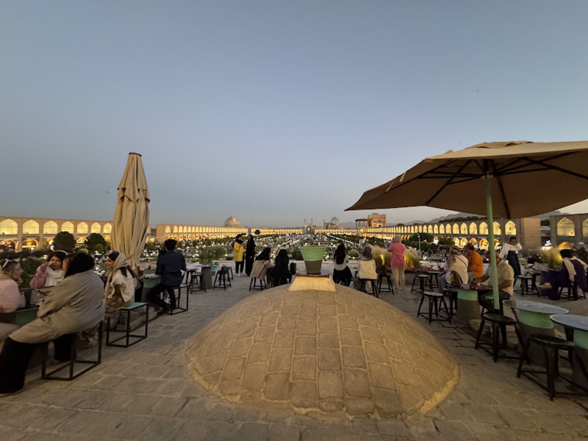 فضای بیرونی کافه موزه قیصریه اصفهان با چشم انداز میدان امام