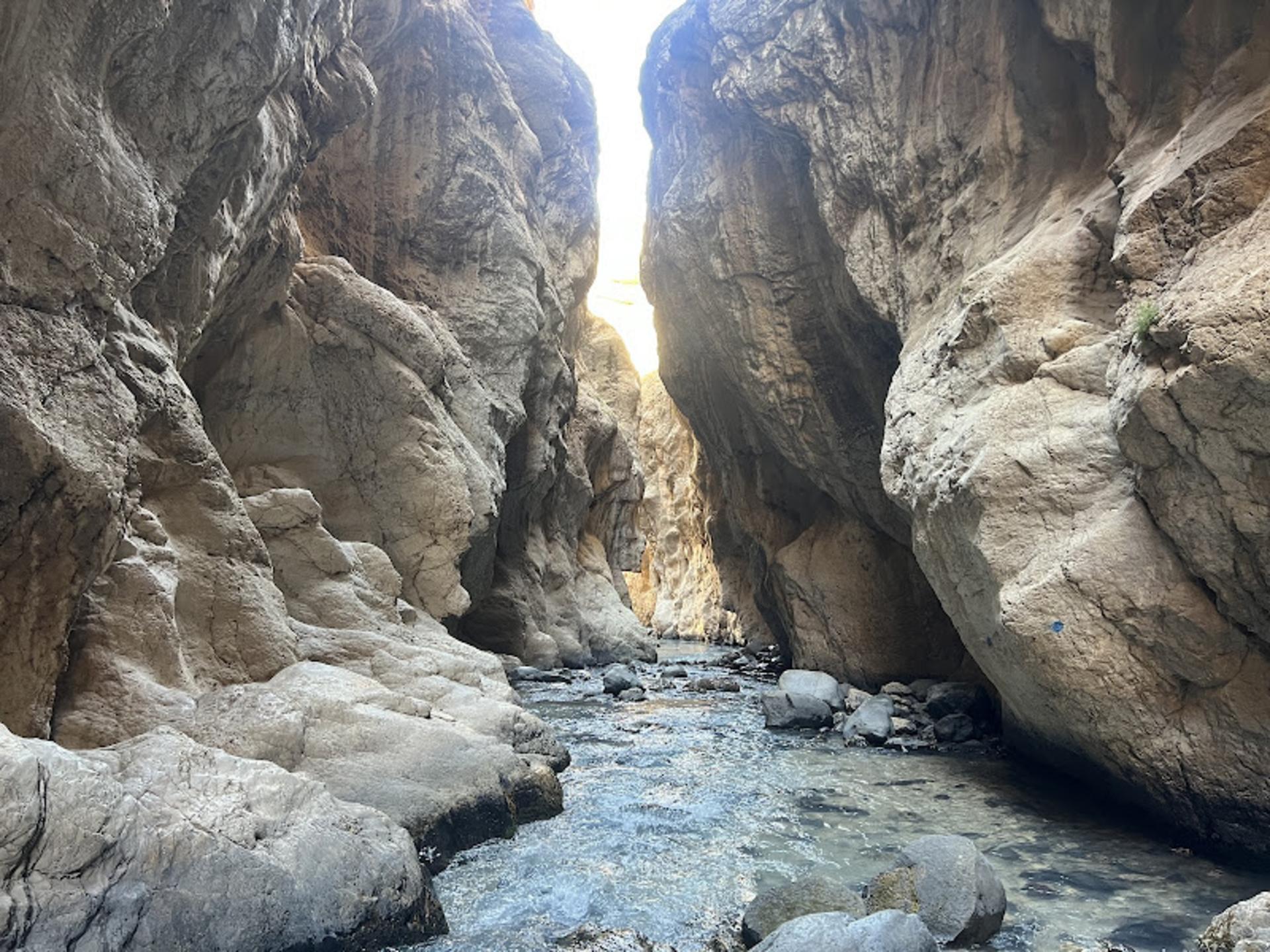رودخانه دره زمان میان صخره های بلند
