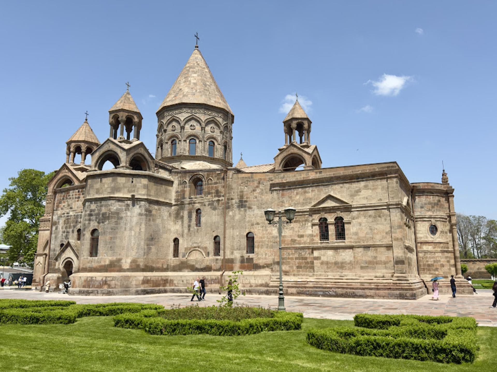 محوطه بیرونی کلیسای جامع اچمیادزین در ارمنستان
