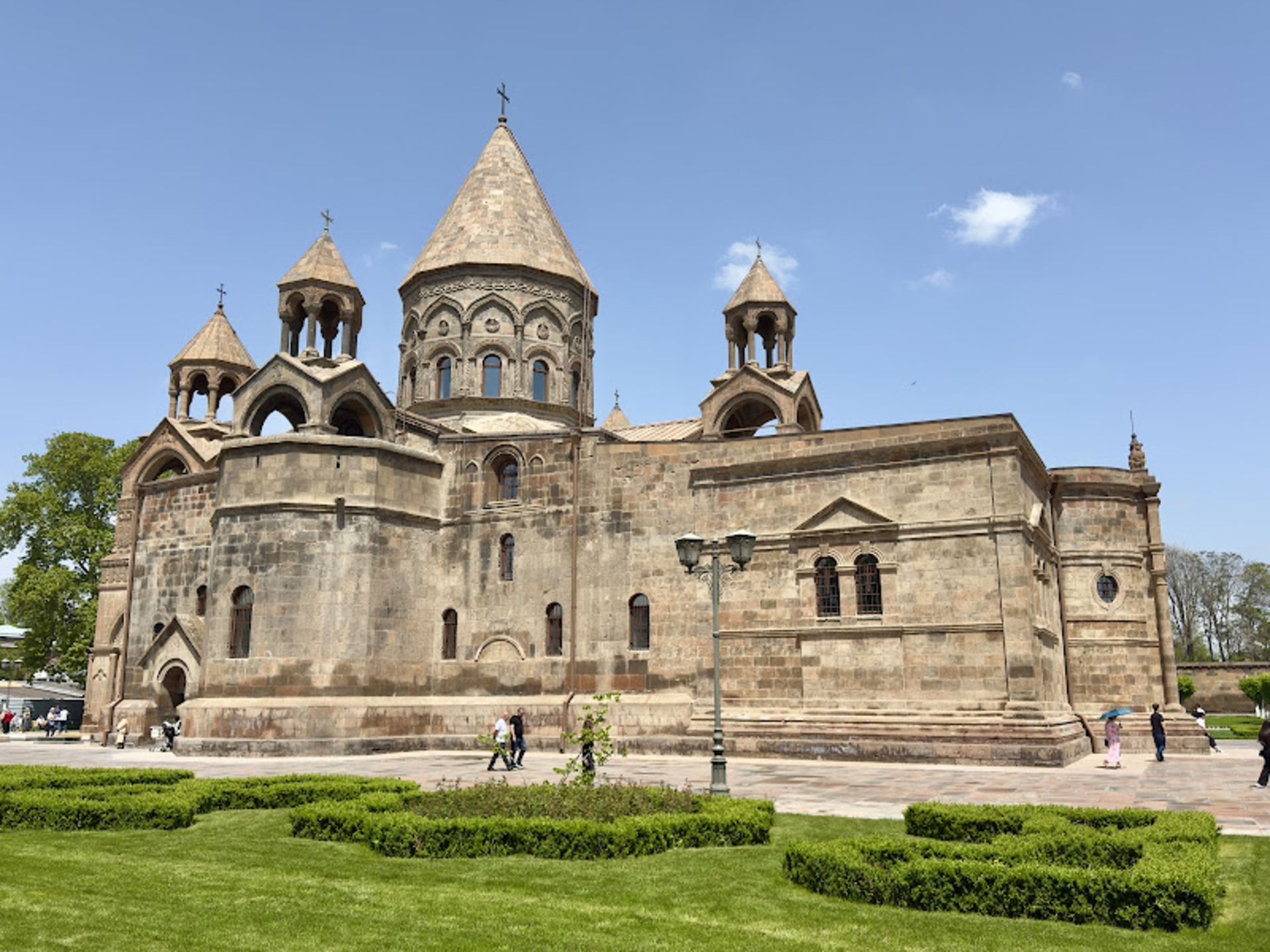 محوطه بیرونی کلیسای جامع اچمیادزین در ارمنستان