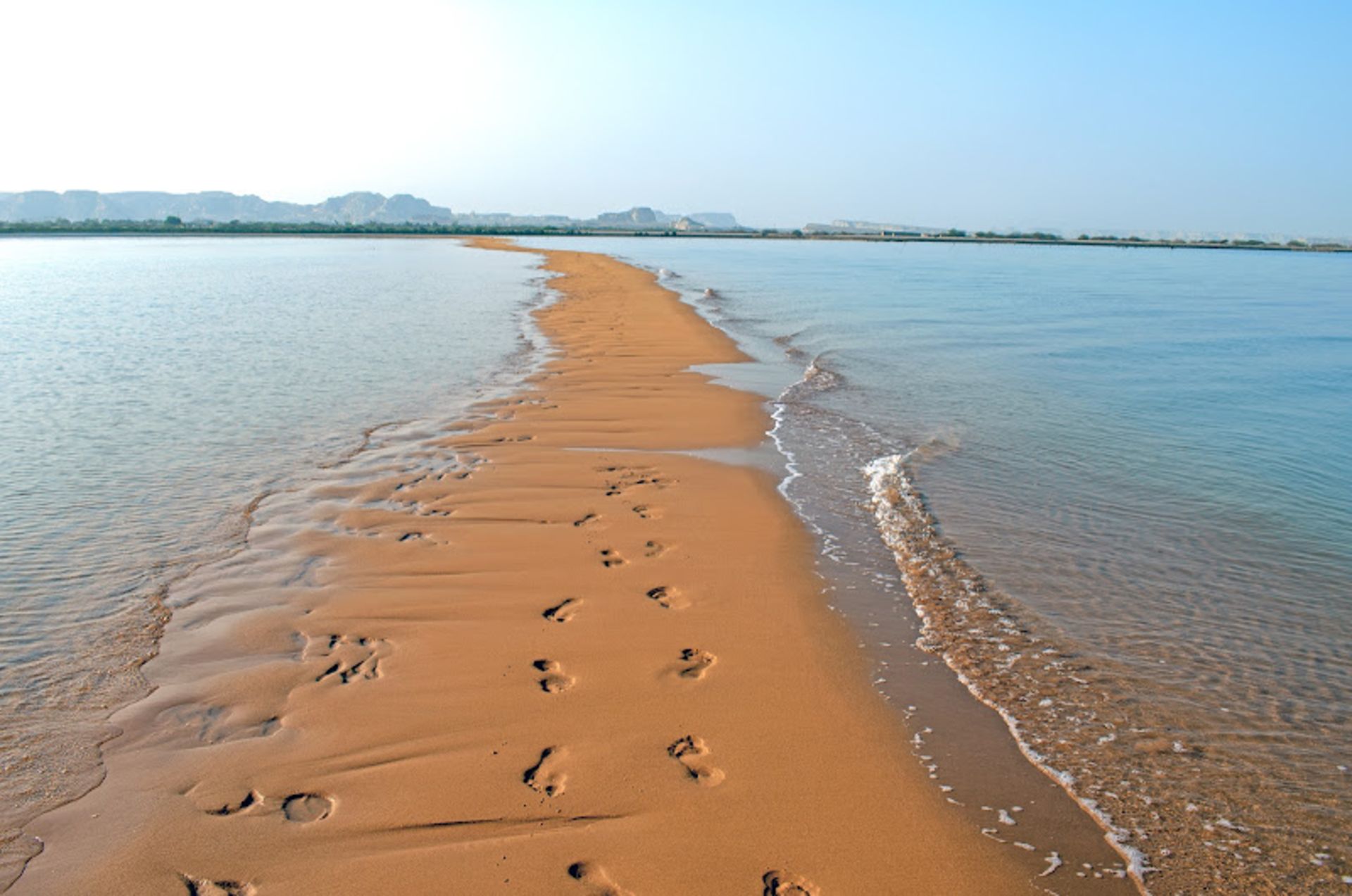 مسیر پیاده روی میان ساحل دو طرفه قشم