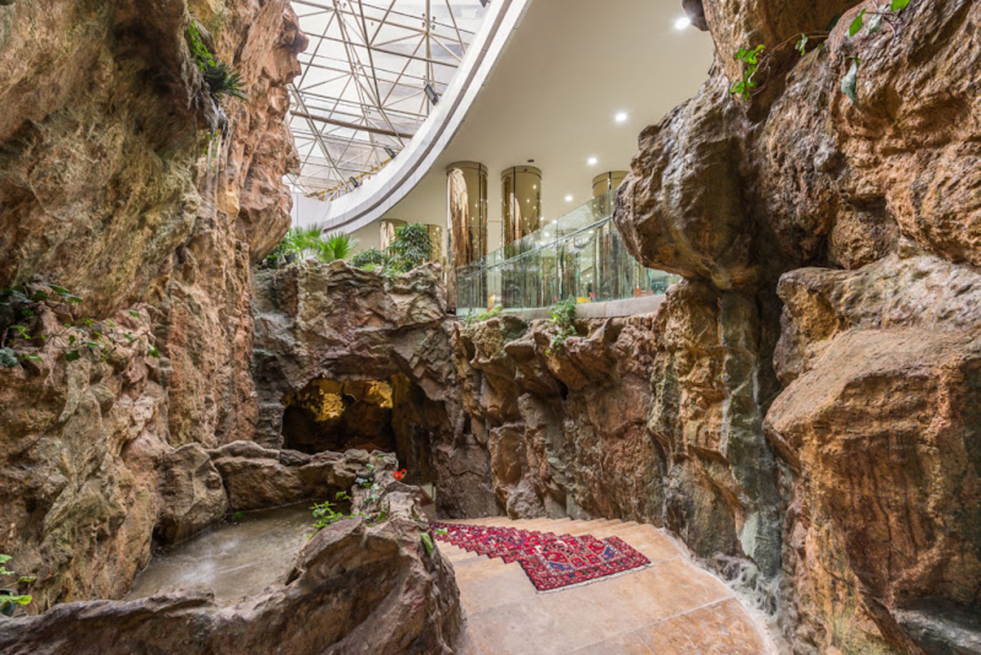 دهانه ورودی رستوران غار مرکز خرید آرمان