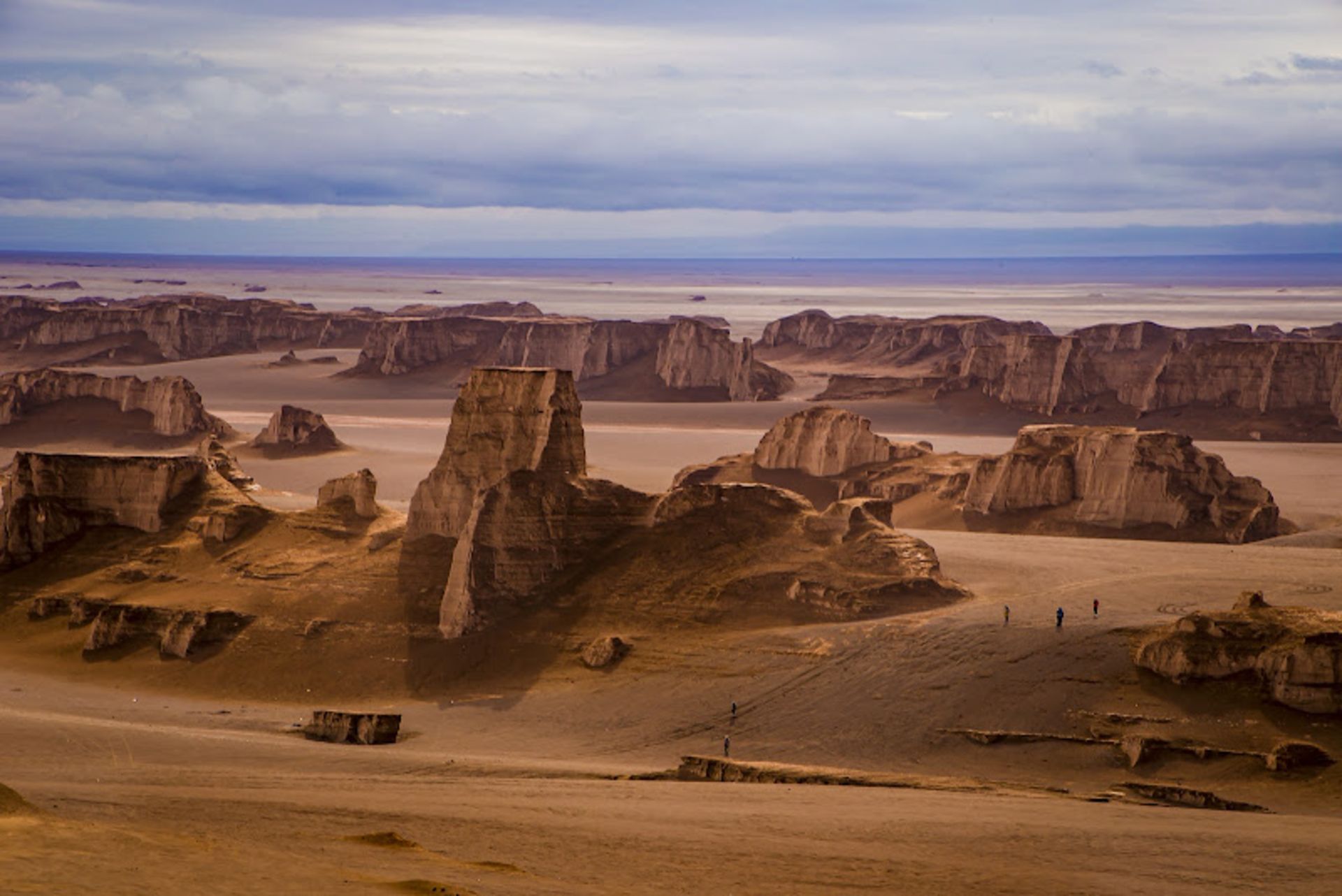 کلوت های شهداد در یک روز آفتابی