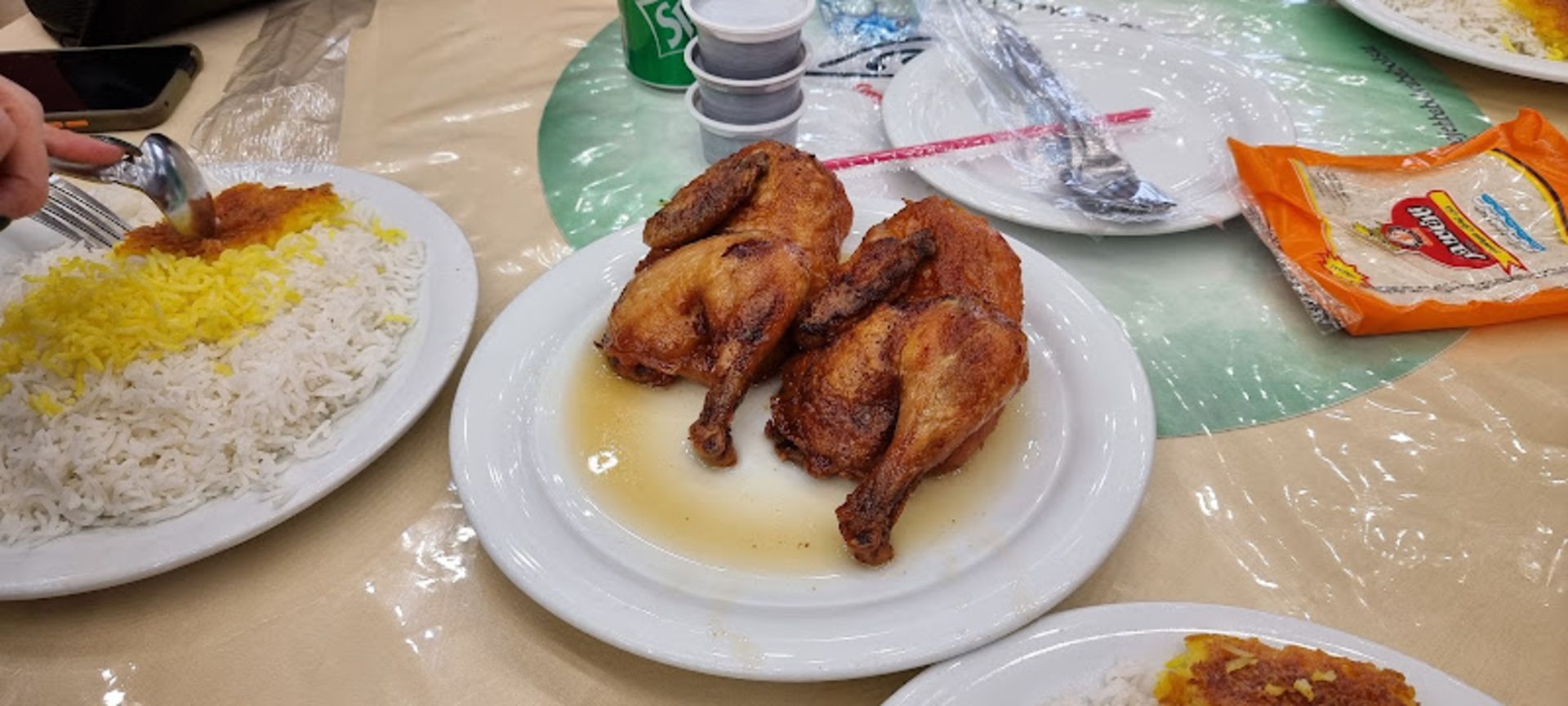 رستوران اکبر جوجه بابلسر با غذای مخصوص