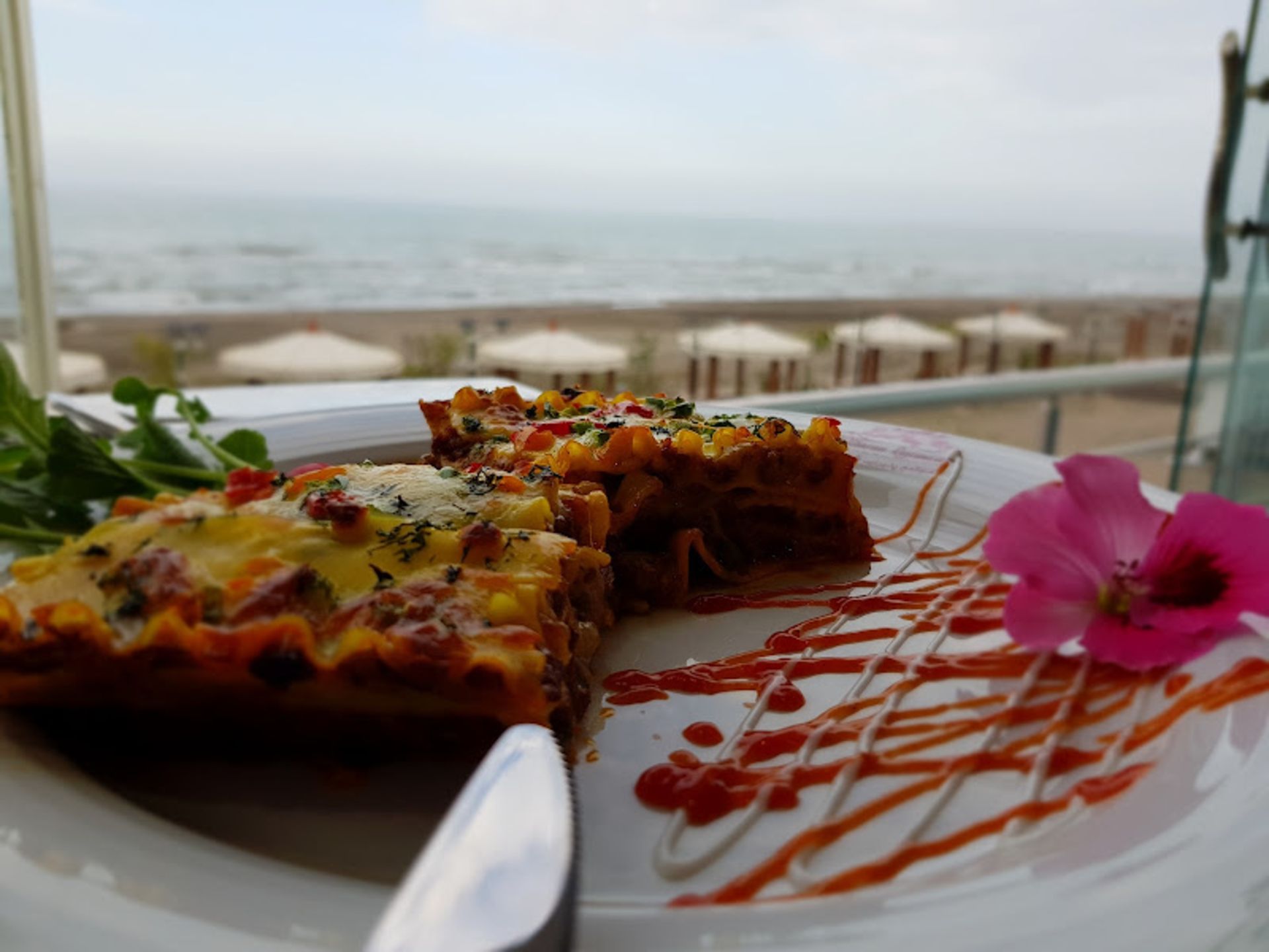 بشقاب لازانیا در رستوران ساحلی تنکابن