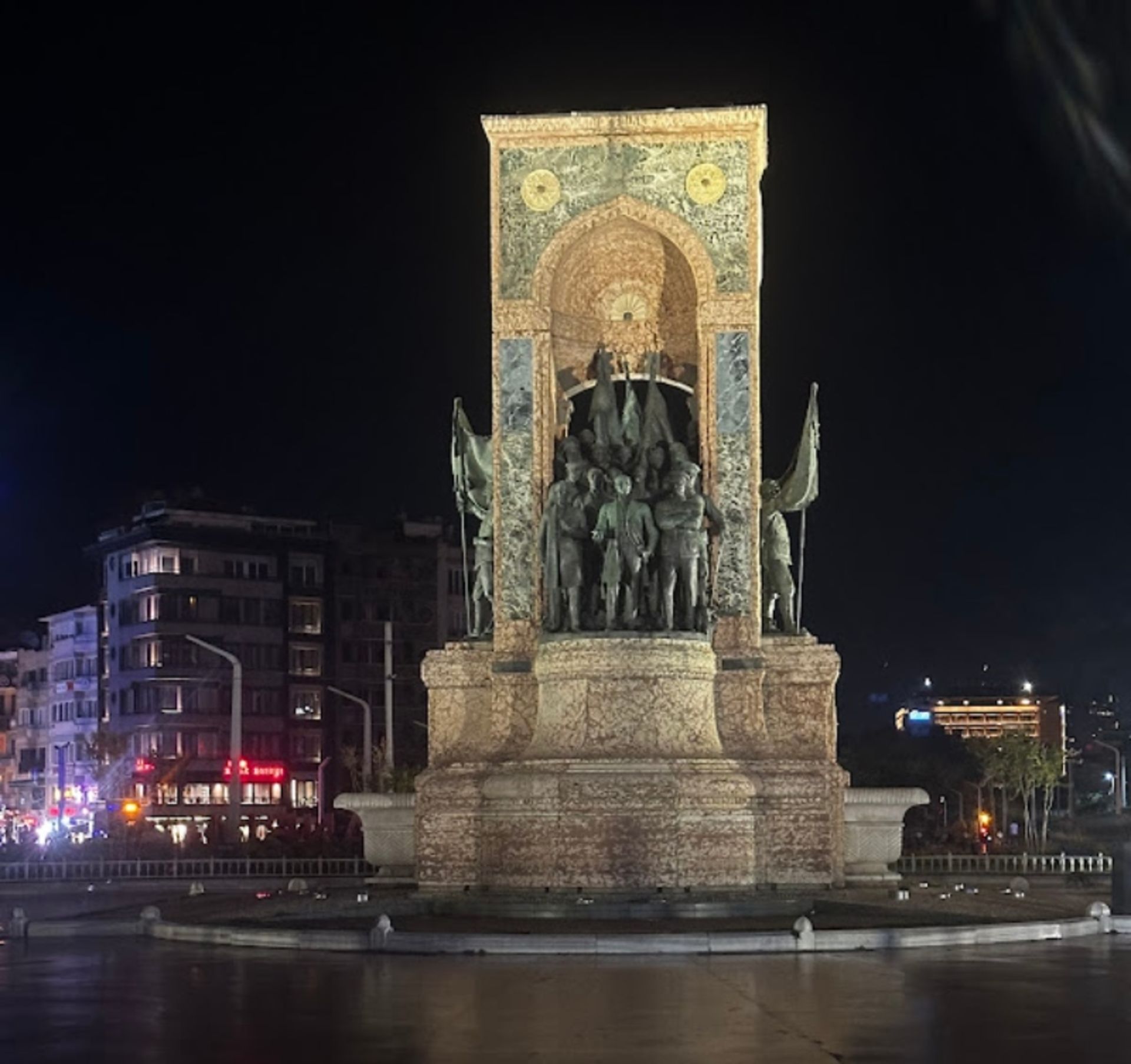 مجسمه میان میدان تکسیم
