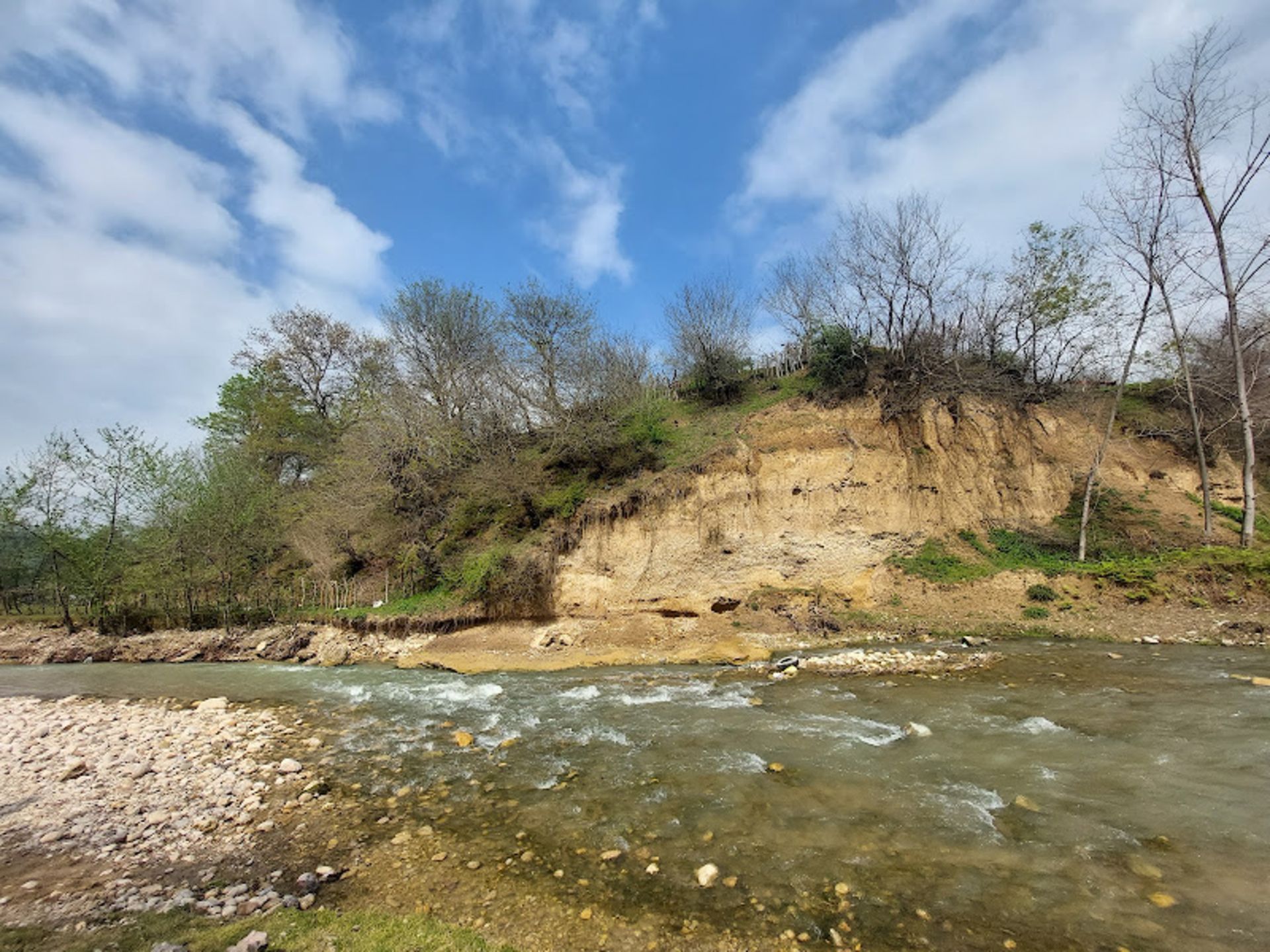 مسیر عبور رودخانه در جنگل بلیران