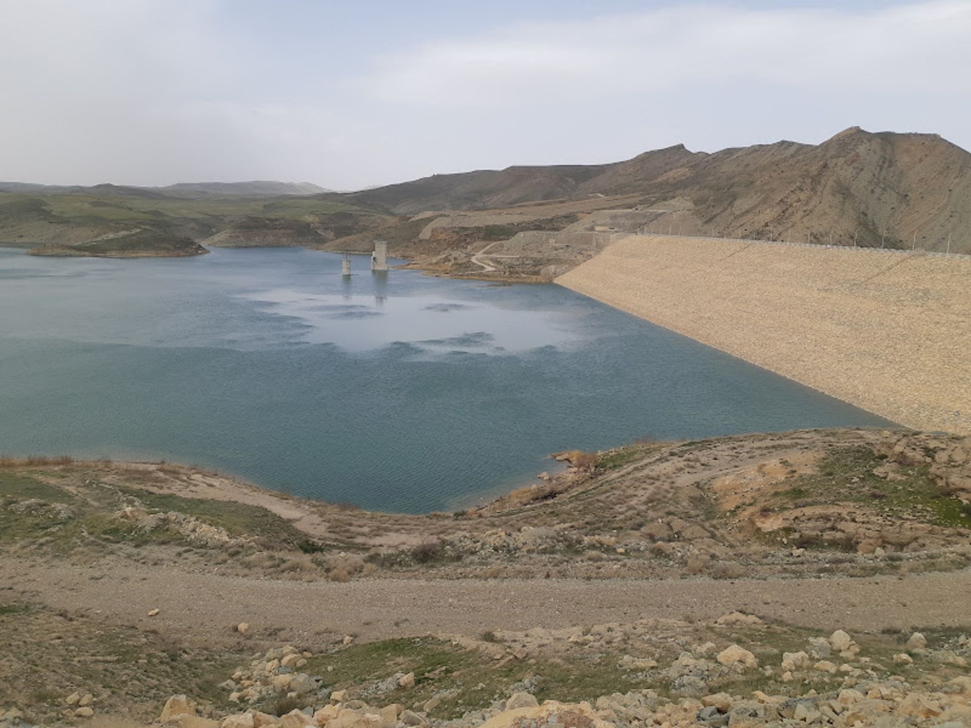 سد تالوار با زمین های صاف اطرافش